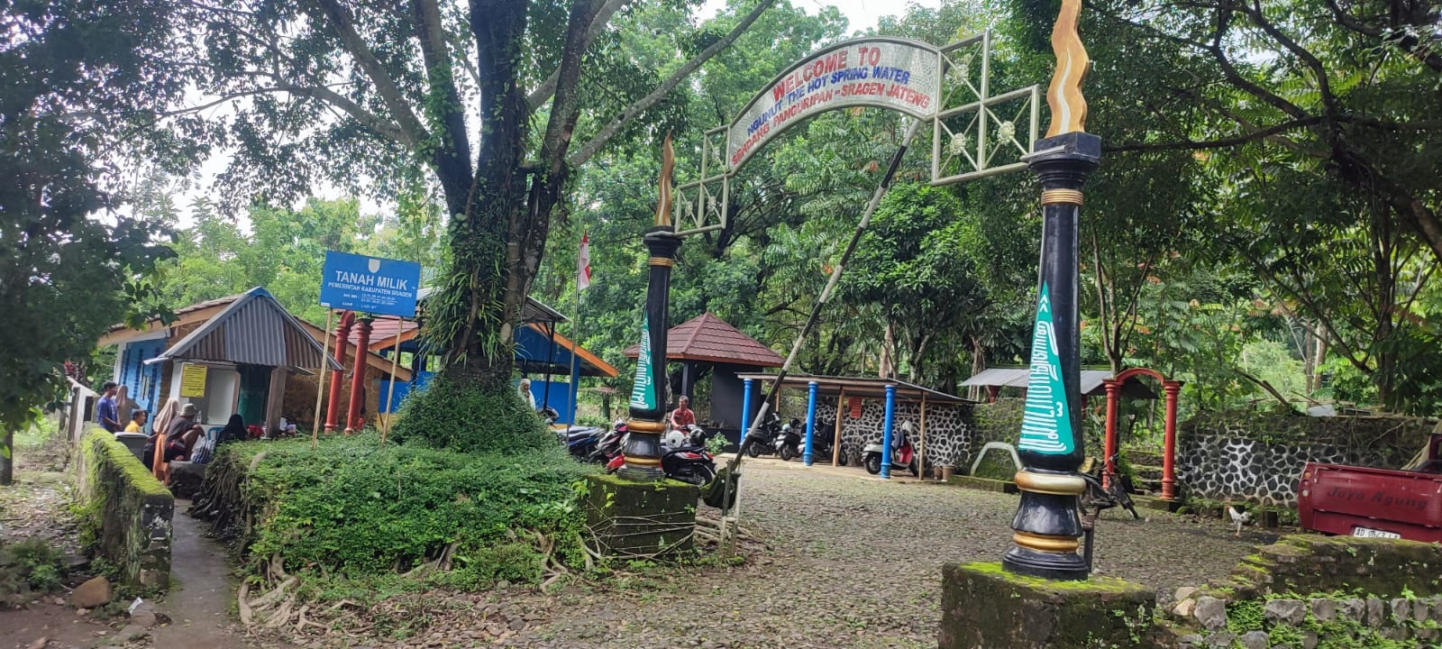 Pemandian air panas Ngunut di Desa Jetis, Kecamatan Sambirejo, Kabupaten Sragen. (Ahmad Khairudin/Radar Solo)