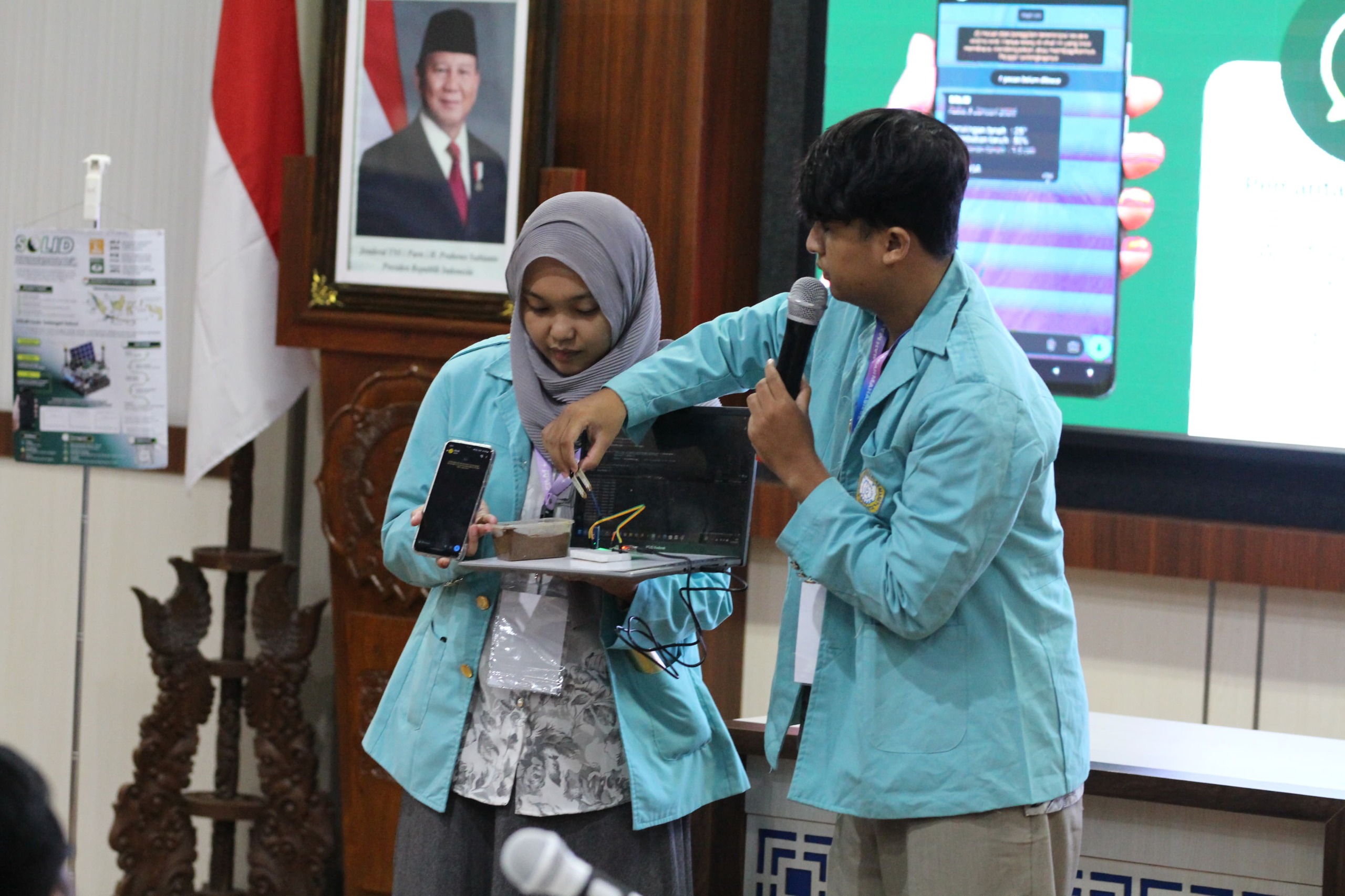 Dua mahasiswa UNS presentasikan inovasi Solid, alat deteksi dini bencana longsor di ajang FILM 2025.