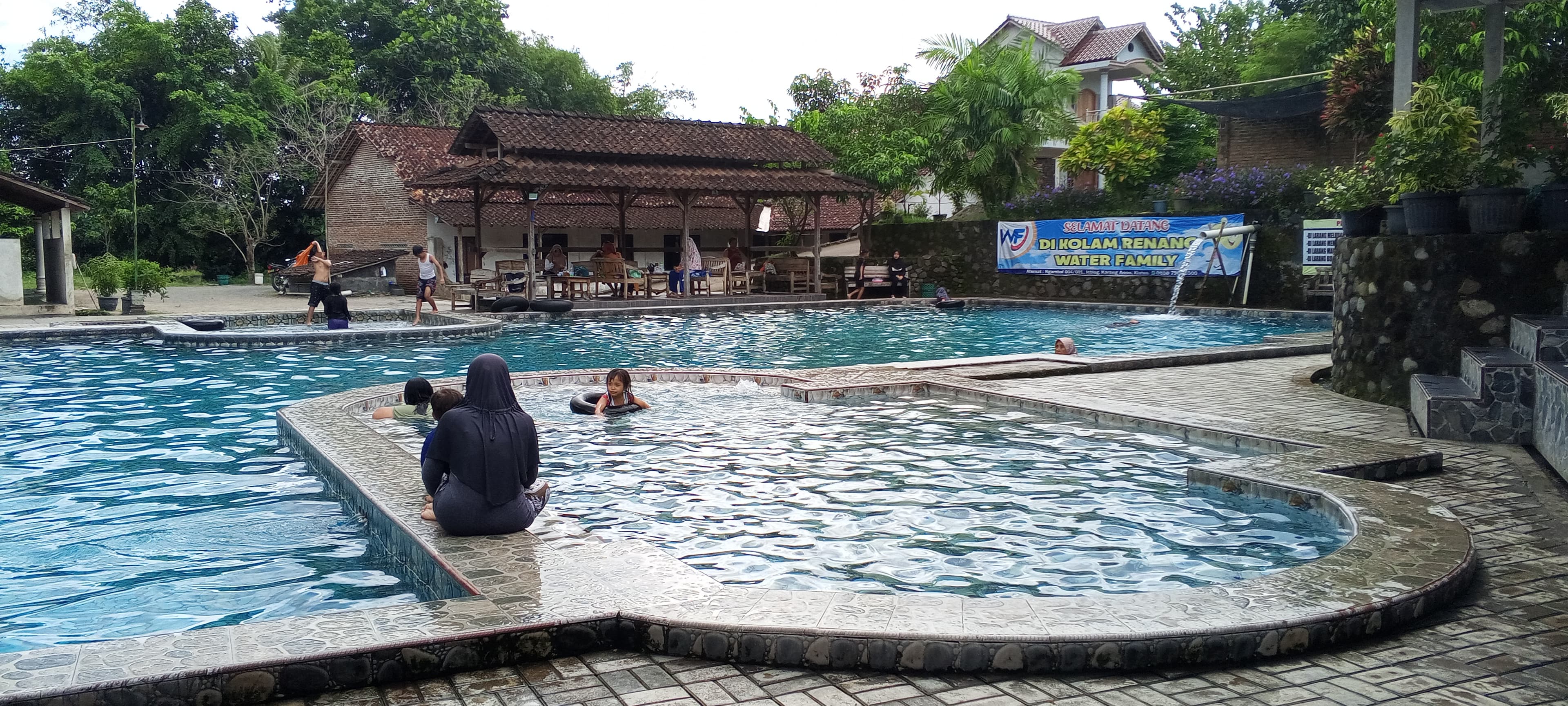 Pemandian Latar Ombo Taman Nglorok Rejo&nbsp; berada di&nbsp;Dusun Jeblogan, Desa Jeblok, Kecamatan Karanganom, Kabupaten Klaten.