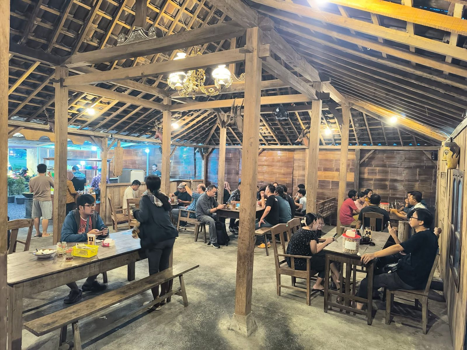 Menikmati bakmi Jawa dengan nuansa rumah joglo lawasan di Bakmi Jawa Pak Mindot Solobaru, Grogol, Sukoharjo. (Iwan Kawul/Radar Solo)