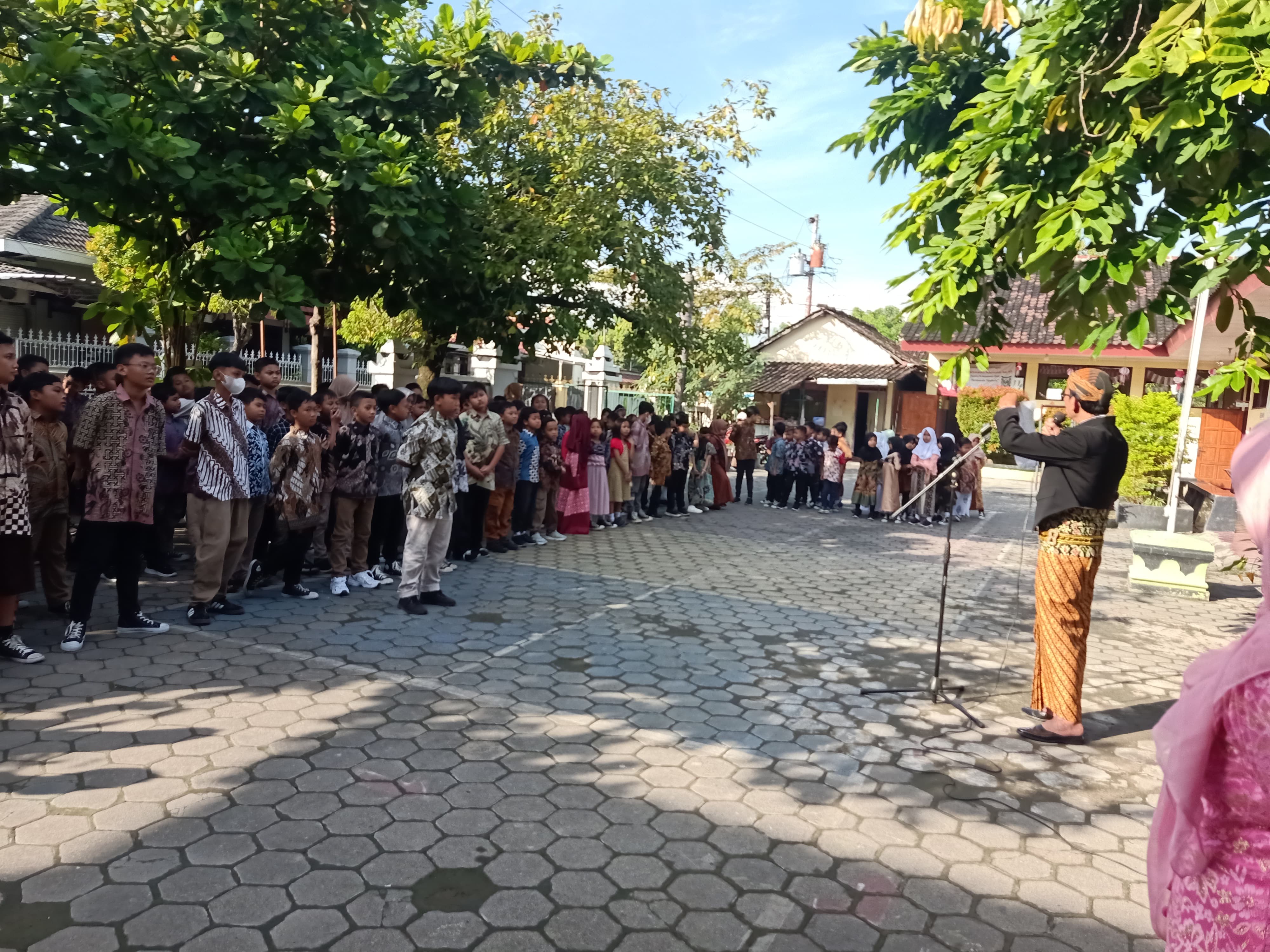 SDN Banyuanyar 1 Kota Solo menggelar upacara peringatan Hari Pendidikan Nasional 2025, di halaman sekolah setempat, Jumat (2/5).