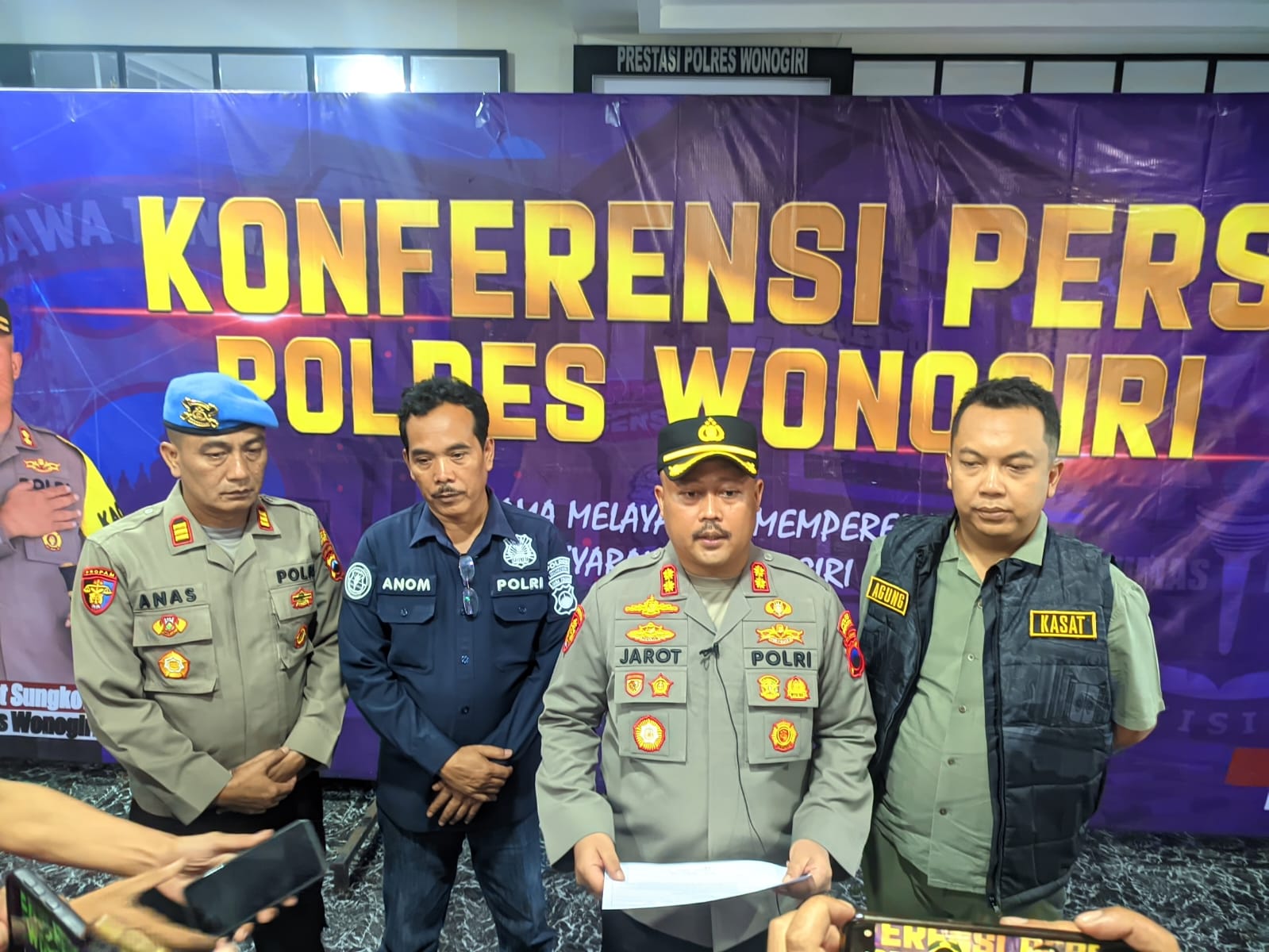 Kapolres Wonogiri AKBP Jarot Sungkowo beri keterangan pers terkait pembunuhan di Kecamatan Ngadirojo, Jumat (2/5/2025).