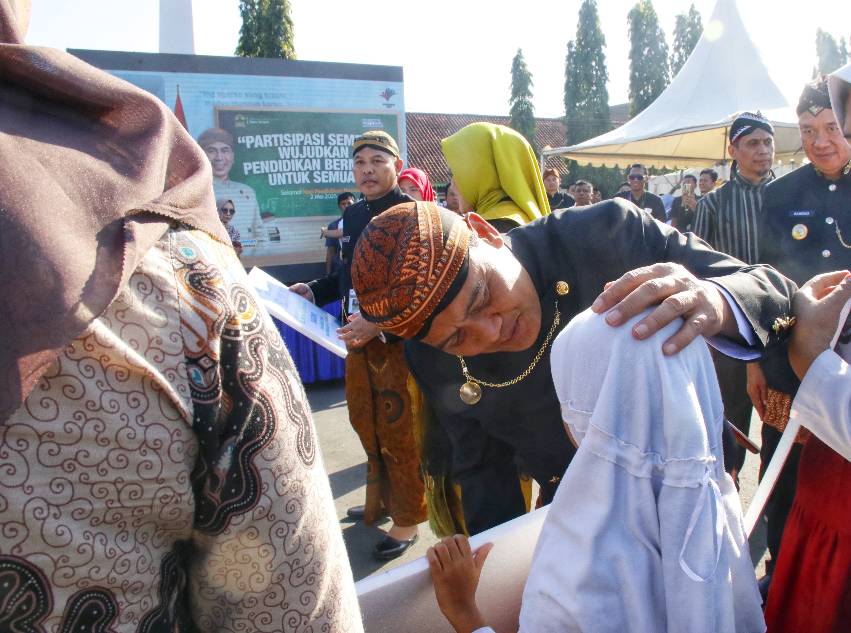 Gubernur Jateng Ahmad Luthfi serahkan bea siswa kepada 1.100 anak tidak sekolah  di sela upacara peringatan Hardiknasi di Banyumas, Jumat (2/5/2025).