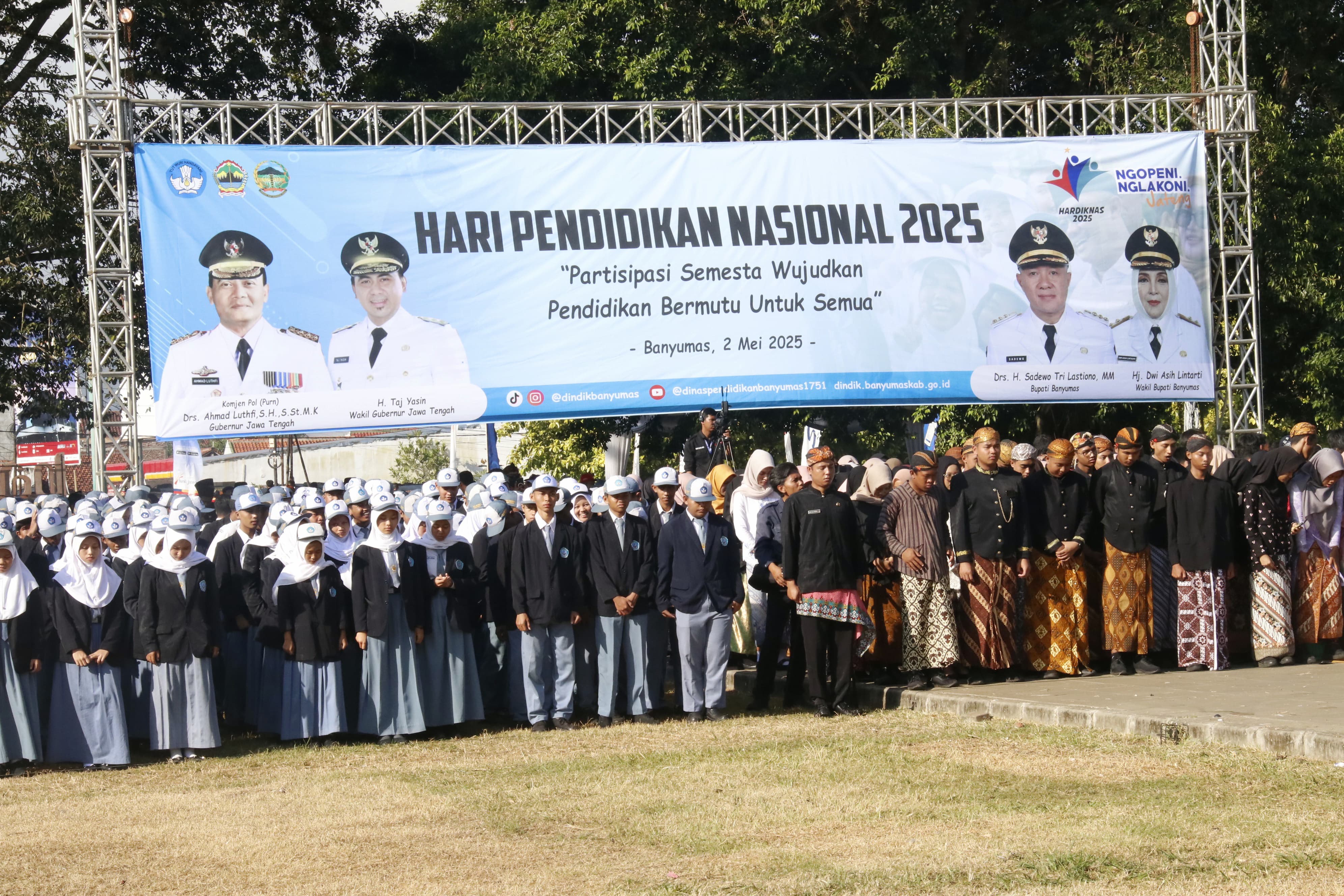 Siswa dan unsur pemerintahan ikuti Upacara Peringatan Hari Pendidikan Nasional (Hardiknas) tingkat provinsi di Alun-alun Kabupaten Banyumas, Jumat (2/5/2025).