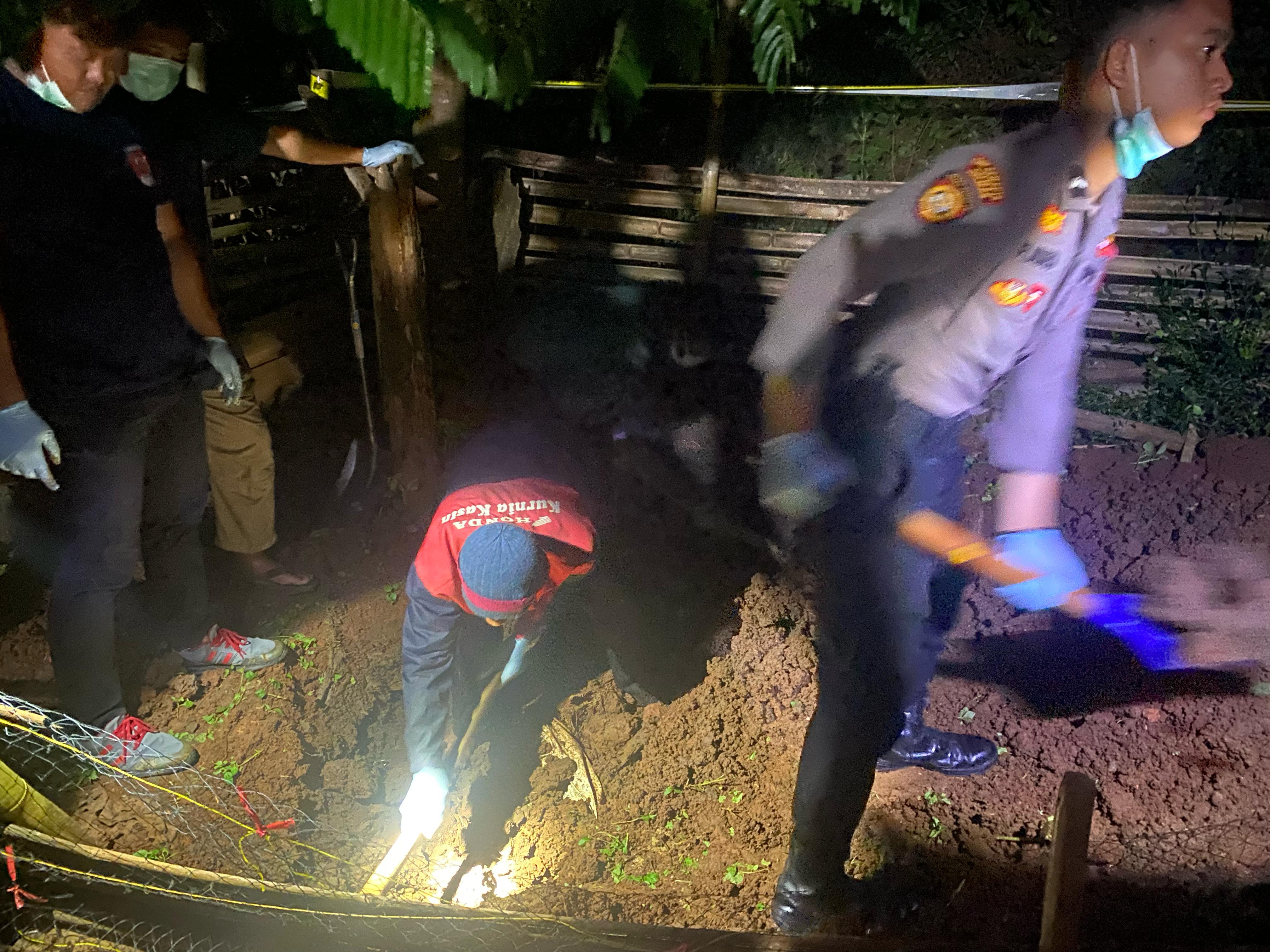 Polisi saat membongkar lokasi yang digunakan untuk mengubur dan mengecor mayat Dwi Hastuti di Ngadirojo, Wonogiri, Kamis (1/5/2025) dini hari.