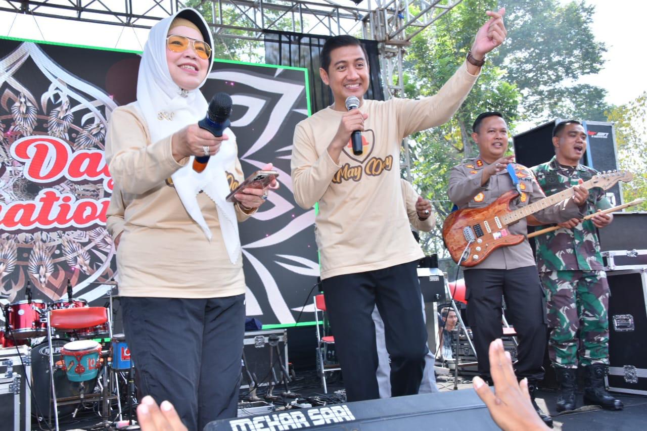 Bupati-Wabup Sukoharjo Etik Suryani-Eko Sapto serta Kapolres-Dandim Sukoharjo AKBP Anggaito Hadi Prabowo-Letkol Inf Supri Siswanto bernyanyi di peringatan Hari Buruh, Kamis (1/5/2025).