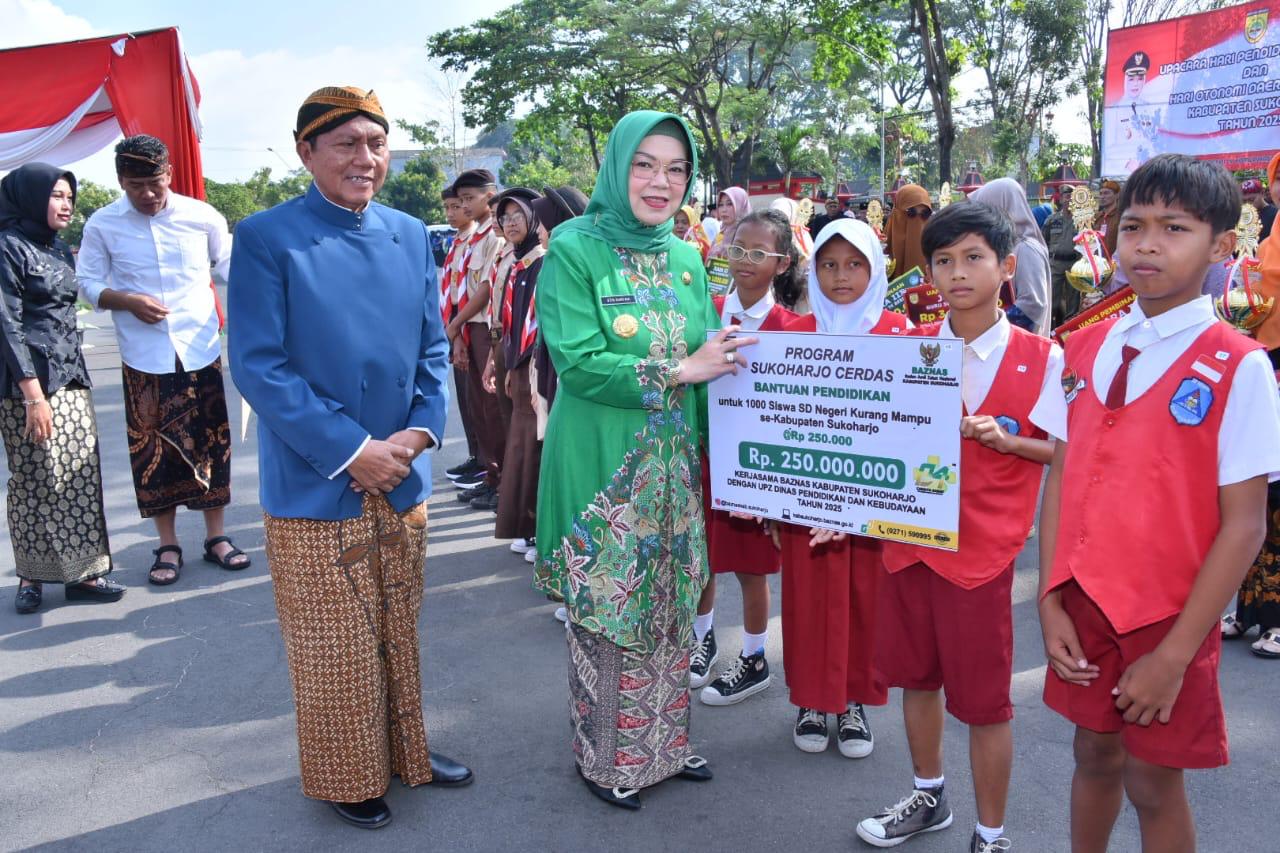 Bupati Etik Suryani serahkan bantuan pendidikan program Sukoharjo Cerdas di sela upacara peringatan Hari Otonomi Daerah (Otoda) ke-29 dan Hari Pendidikan Nasional (Hardiknas) 2025, Jumat (2/5/2025).