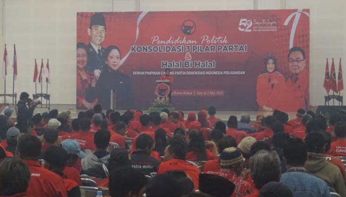 Ketua DPD PDIP Jateng Bambang Pacul saat memberi pesan kepada kader dalam Konsolidasi Tiga Pilar Partai dan Halal Bihalal di Grha Bung Karno, Kelurahan Buntalan, Klaten Tenga