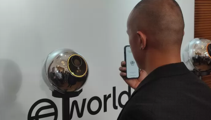 Proses verifikasi identitas seseorang mengunakan Orb pada World.
