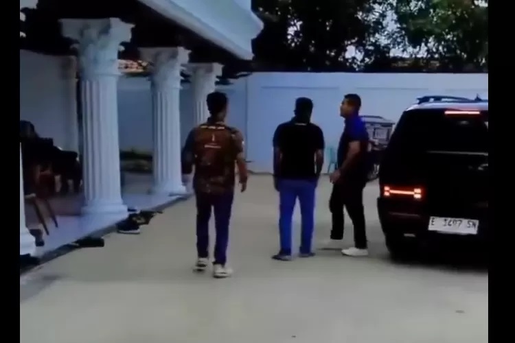 Heboh seorang Komandan Distrik Militer (Dandim) Indramayu menyambangi kediaman Ketua Umum GRIB Jaya, Hercules, sosoknya masih jadi misteri