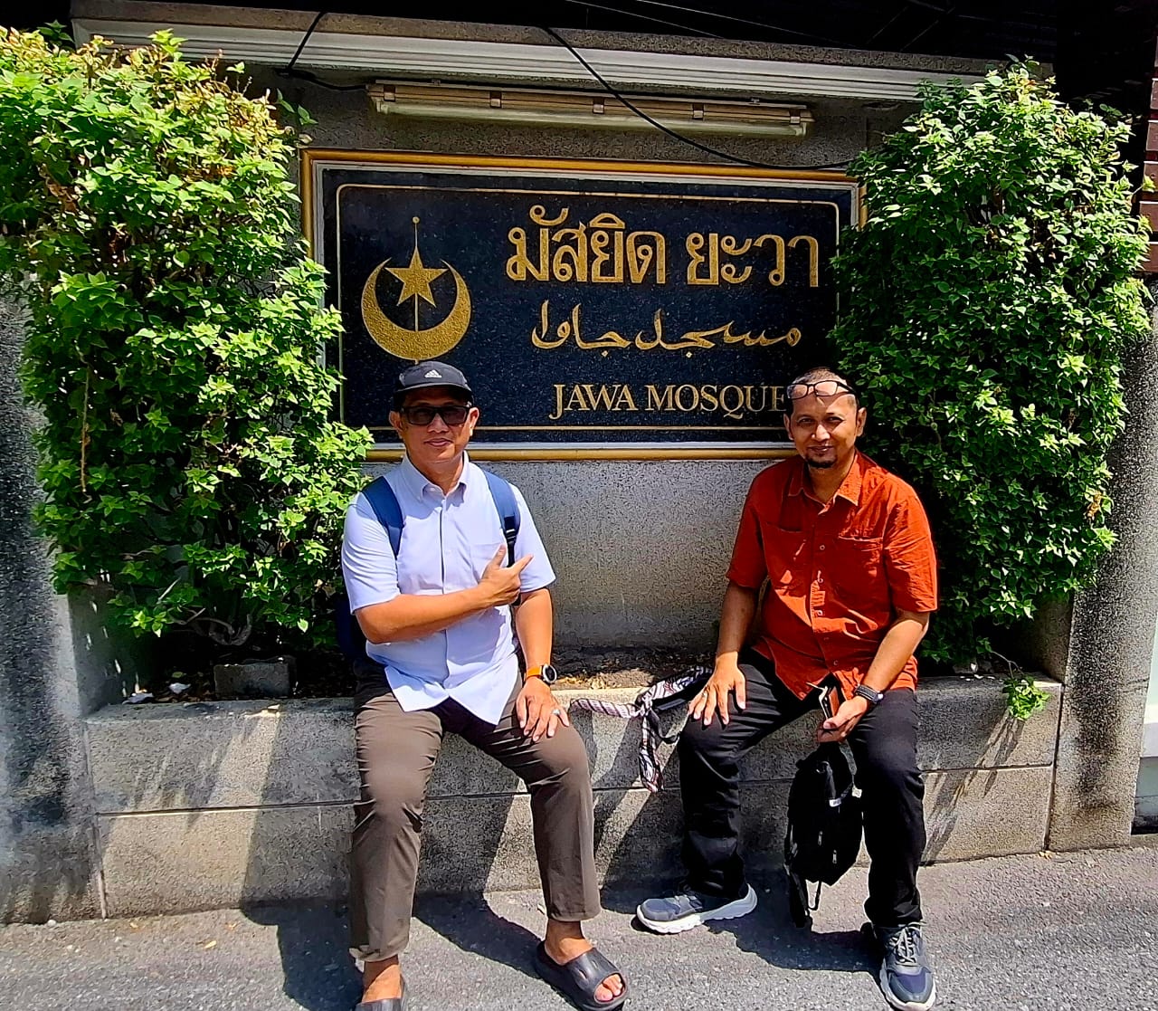 Rosnendya Yudha Wiguna dan Budhi Hartanto dari Tim Lontar Nusantara di Masjid Jawa di Bangkok Thailand. (Foto Lontar Nusantara)