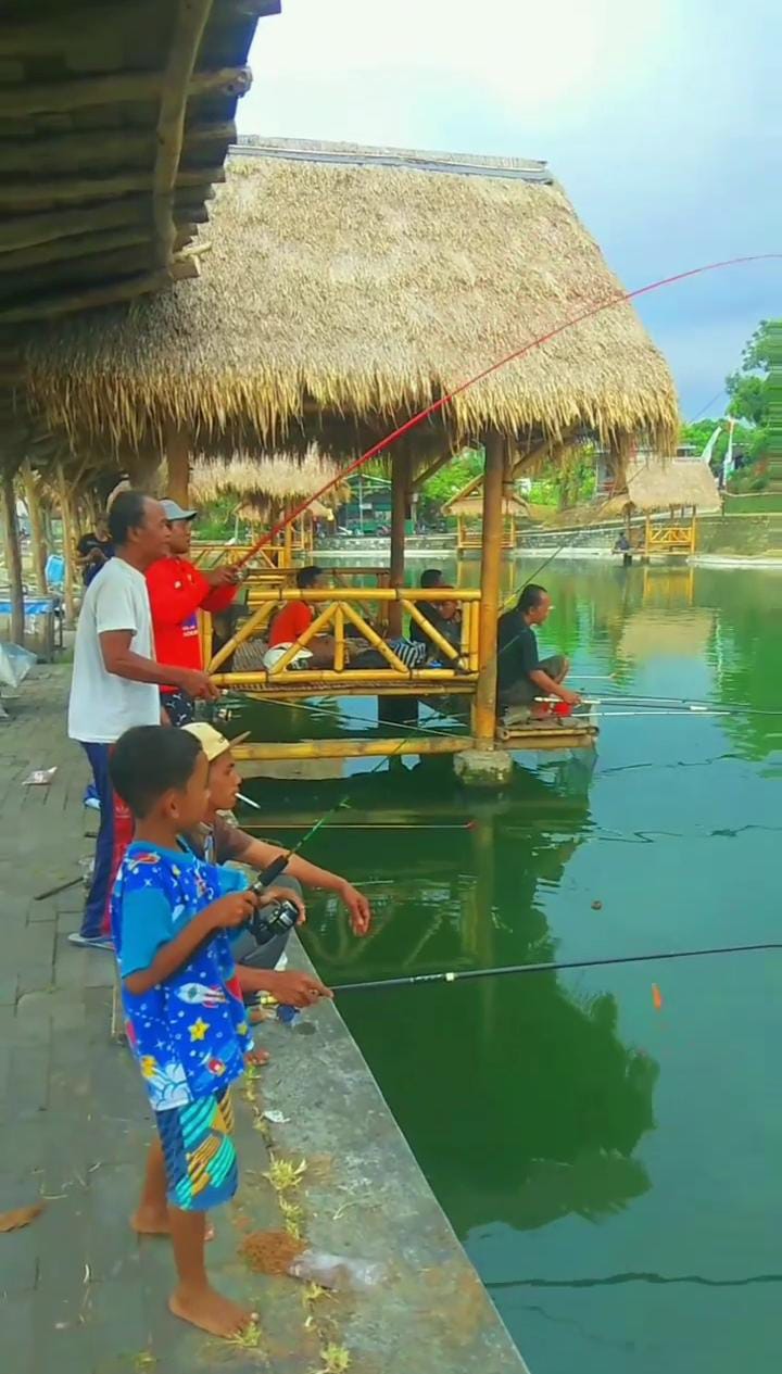 Para pemancing tengah menikmati suasana di Waduk Galau yang ada di Polanharjo, Klaten.