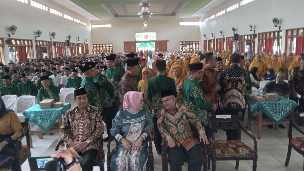 Mendikdasmen Abdul Mu&rsquo;ti (kanan) dan Bupati Sukoharjo Etik Suryani hadiri silaturahmi akbar Muhammadiyah Sukoharjo, Sabtu (3/5).