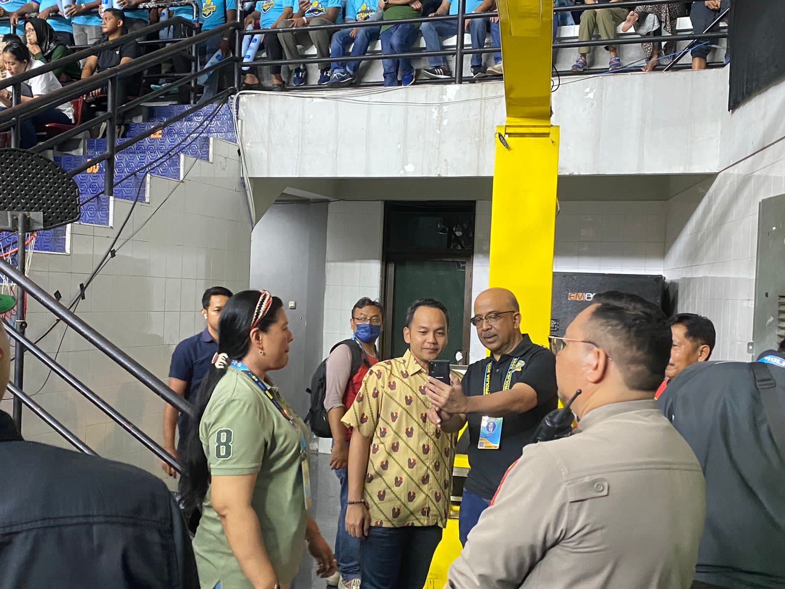 MEMANTAU : Walikota Surakarta Respati Ardi turut hadir ke Sritex Arena menyaksikan final four minggu ketiga Proliga 2025 antara Jakarta Electric PLN dan Gresik Petrokimia Pupuk Indonesia, Sabtu (4/5)