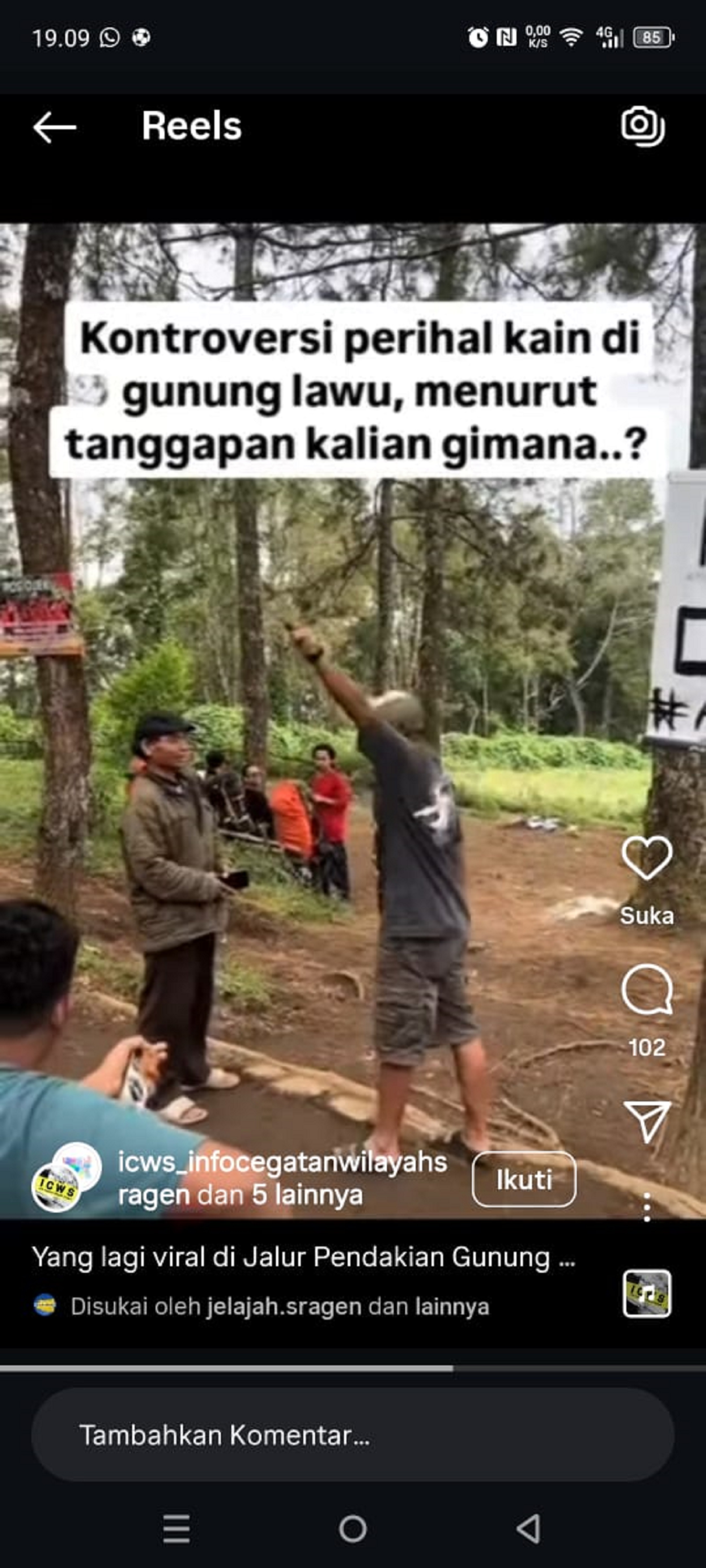 Tangkapan layar ketegangan antara seorang pendaki dengan oknum yang menyewakan selendang ke pendaki Gunung Lawu di jalur Candi Cetho. (Instagram)