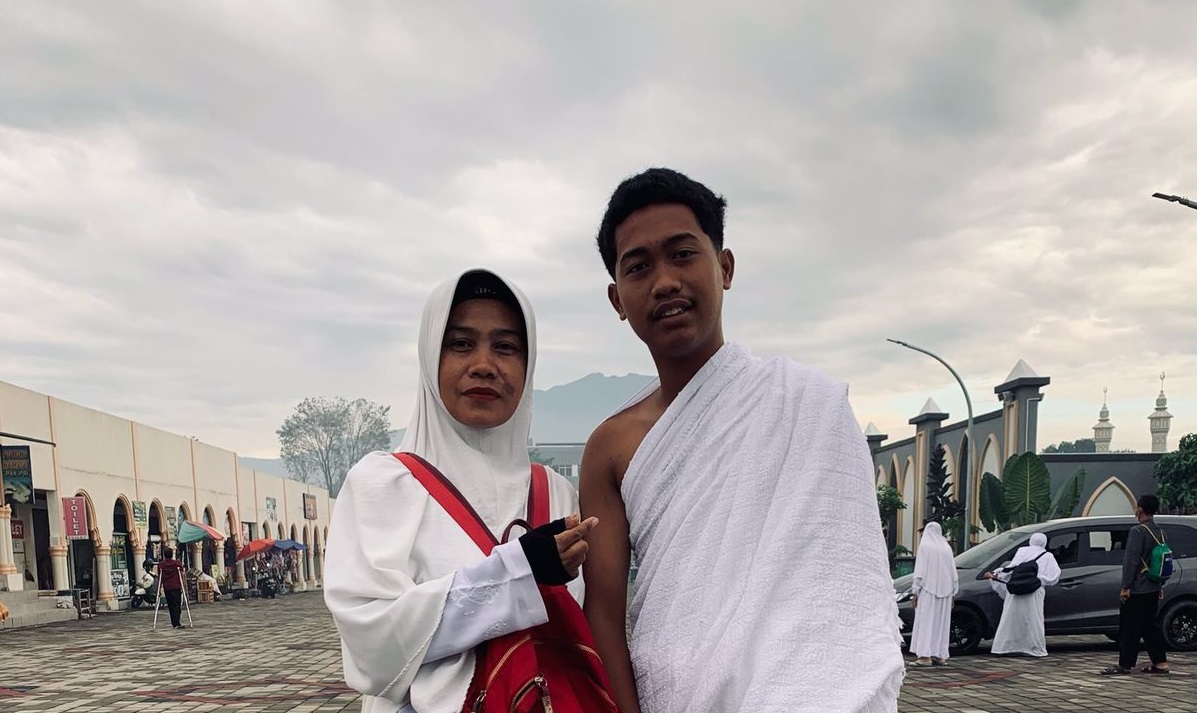 Dian Mamora Miftakhul Firdaus, warga Dusun Welar, Desa Pandeyan, Kecamatan Ngemplak, Boyolali bersama sang ibu. Mereka segera berhaji.