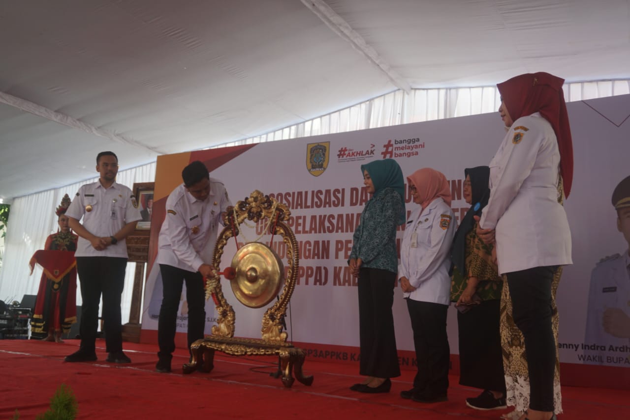 Bupati Klaten Hamenang Wajar Ismoyo saat melaunching UPTD PPA di halaman Kantor Dinsos dan P3APPKB Klaten beberapa waktu lalu.