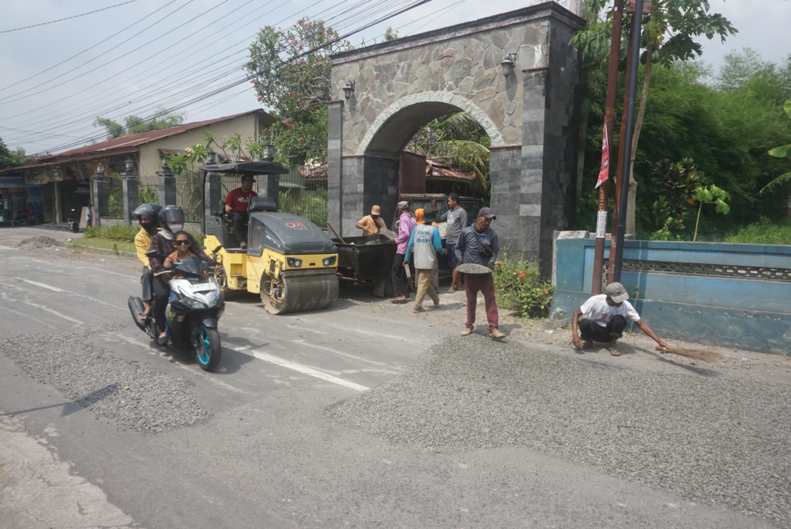 Perbaikan jalan oleh DPU-PR Klaten di ruas Jalan Raya Kalikebo, Kecamatan Trucuk, Klaten.