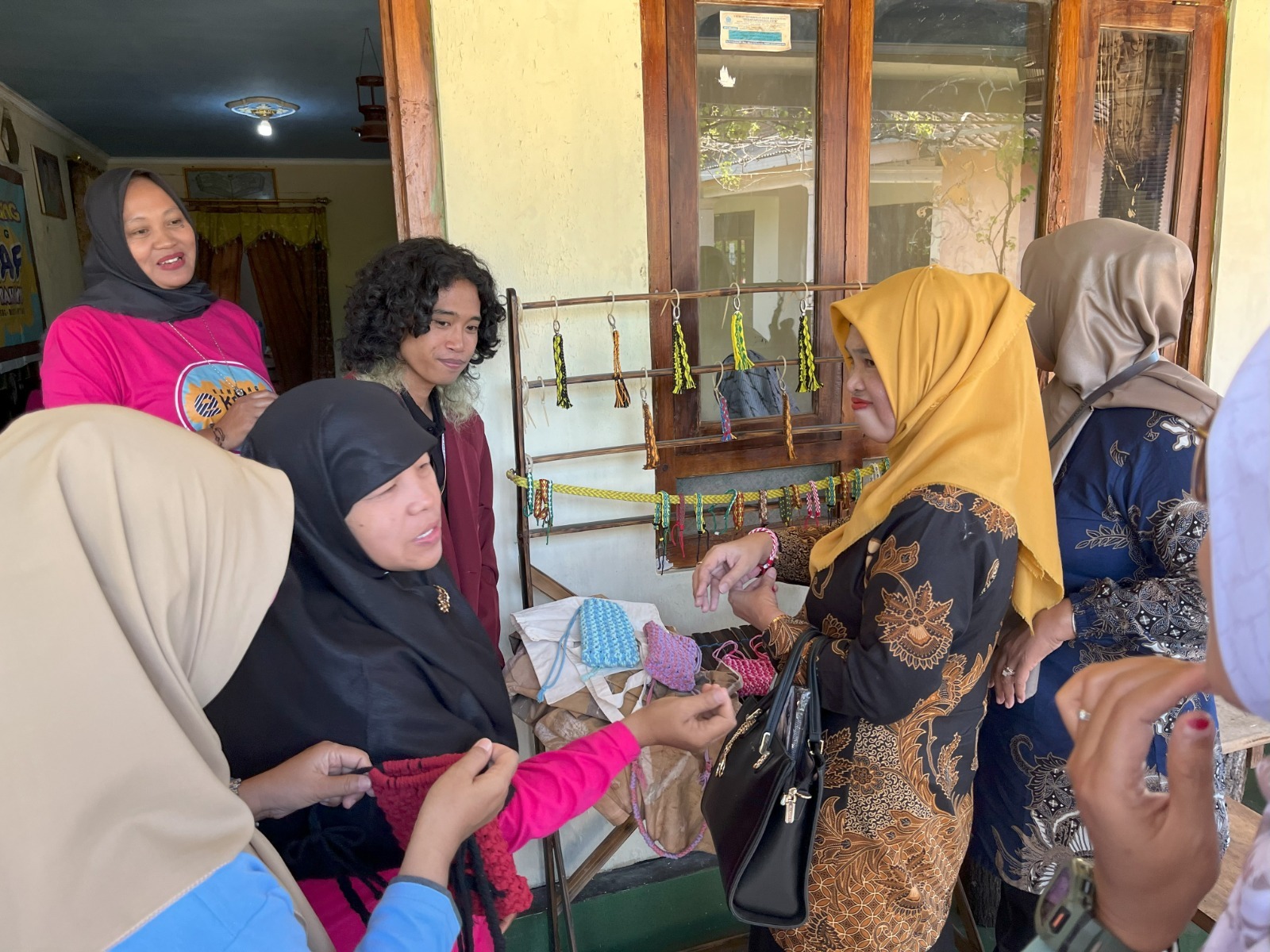 DEDIKASI: Mahasiswa MBKM ISI Solo mendampingi pengembangan Desa Banyuanyar Kabupaten Boyolali sebagai desa wisata melalui produk ekonomi kreatif.