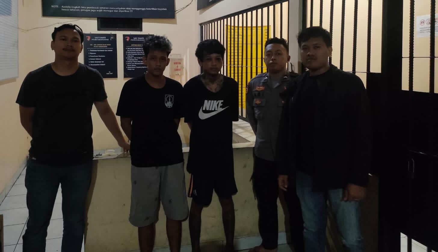 Dua pengedar ganja dan pil koplo ditangkap Satresnarkoba Polres Karanganyar. (Rudi Hartono/Radar Solo)