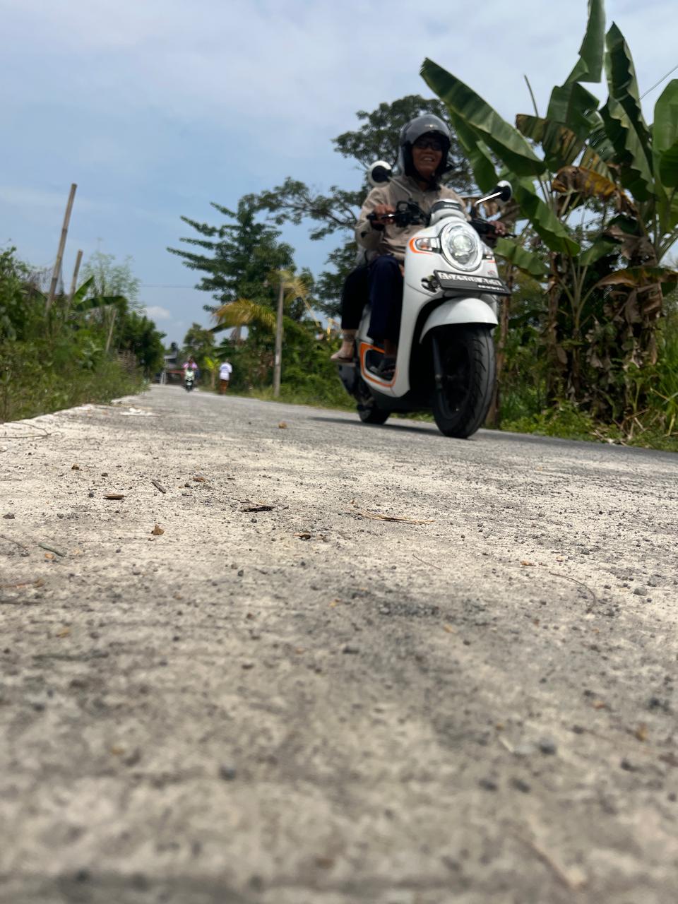Kondisi jalan beton di Dusun Kalimider RT 1 RW 2, Desa Tegalsari, Kecamatan Weru, Sukoharjo yang rusak.