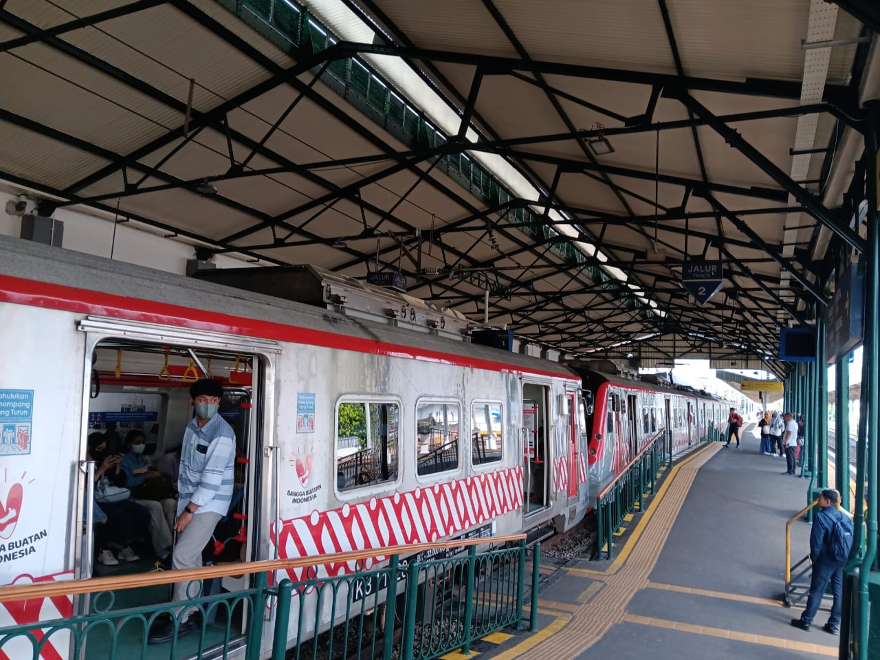 KRL saat tiba di Stasiun Klaten, Kelurahan Tonggalan, Kecamatan Klaten Tengah. (Angga Purenda/Radar Solo)