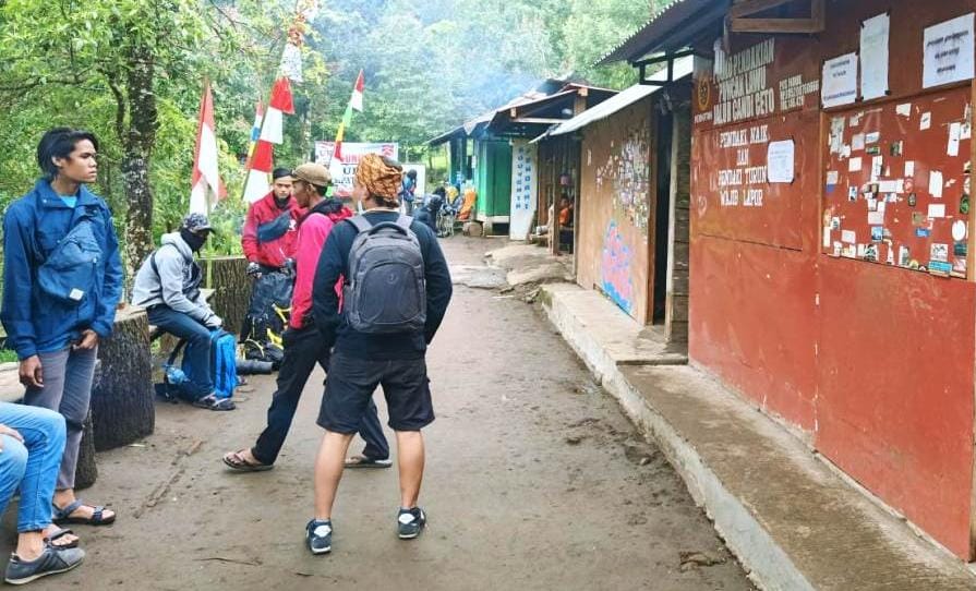 Pintu masuk jalur pendakian Gunung Lawu via Candi Cetho. (Rudi Hartono/Radar Solo)