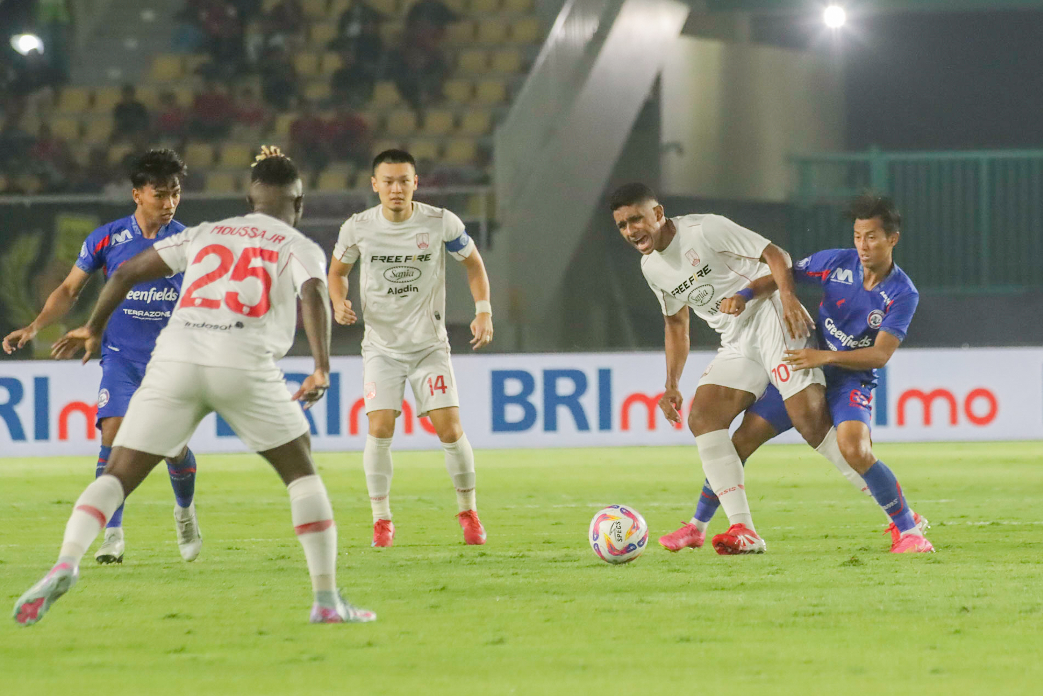 Bek Persis Solo Santos dijegal pemain Arema FC di Stadion Manahan, 5 Mei 2025.