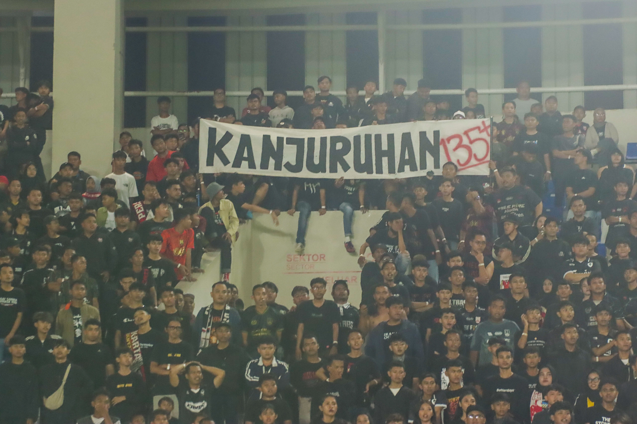 Spanduk terjait korban Tragedi Kanjuruhan yang dibentangkan suporter Persis Solo di Stadion Manahan (5/5/2025).