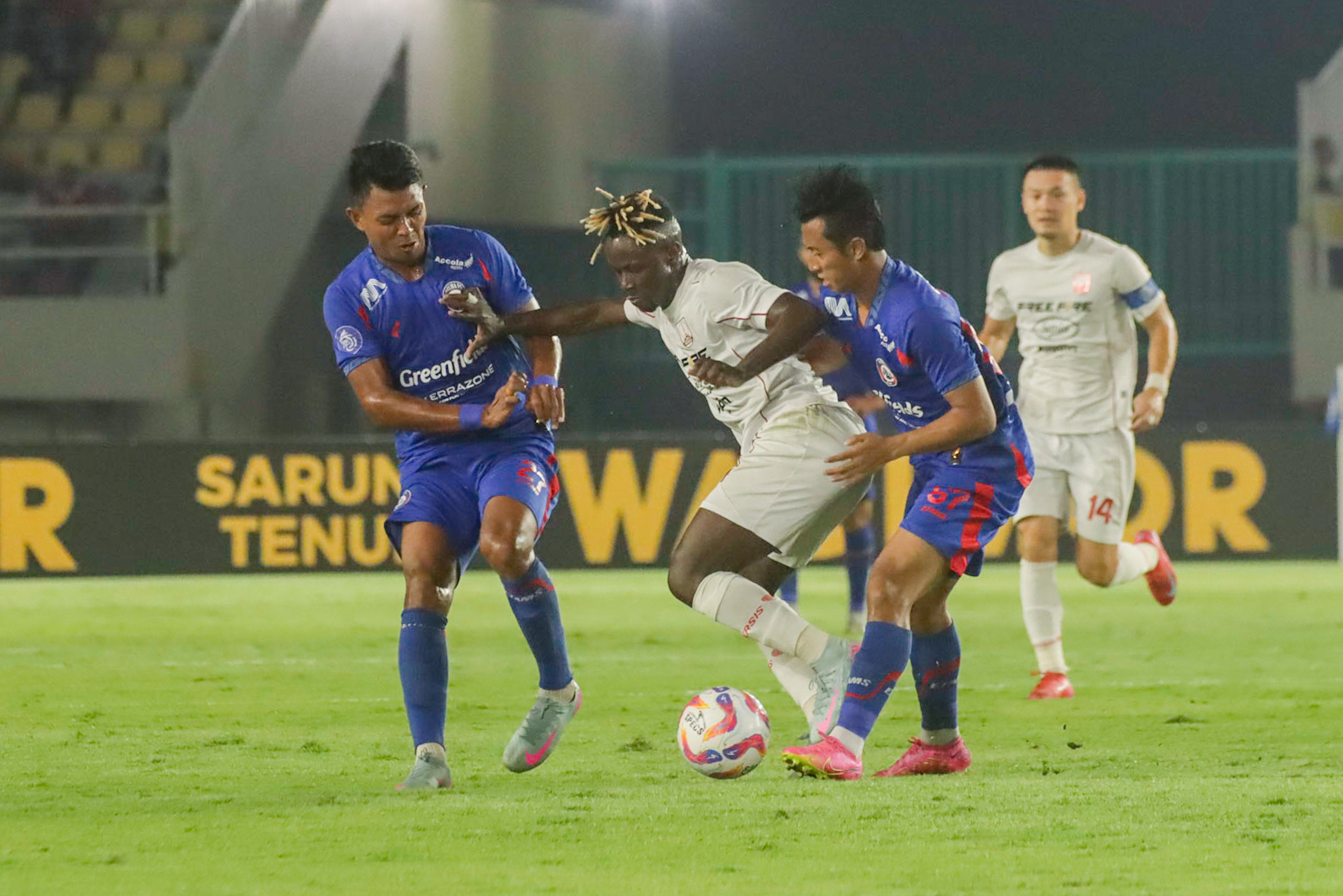Gelandang Persis Solo Moussa Sidibe dikepung pemain Arema FC di Stadion Manahan, 5 Mei 2025.