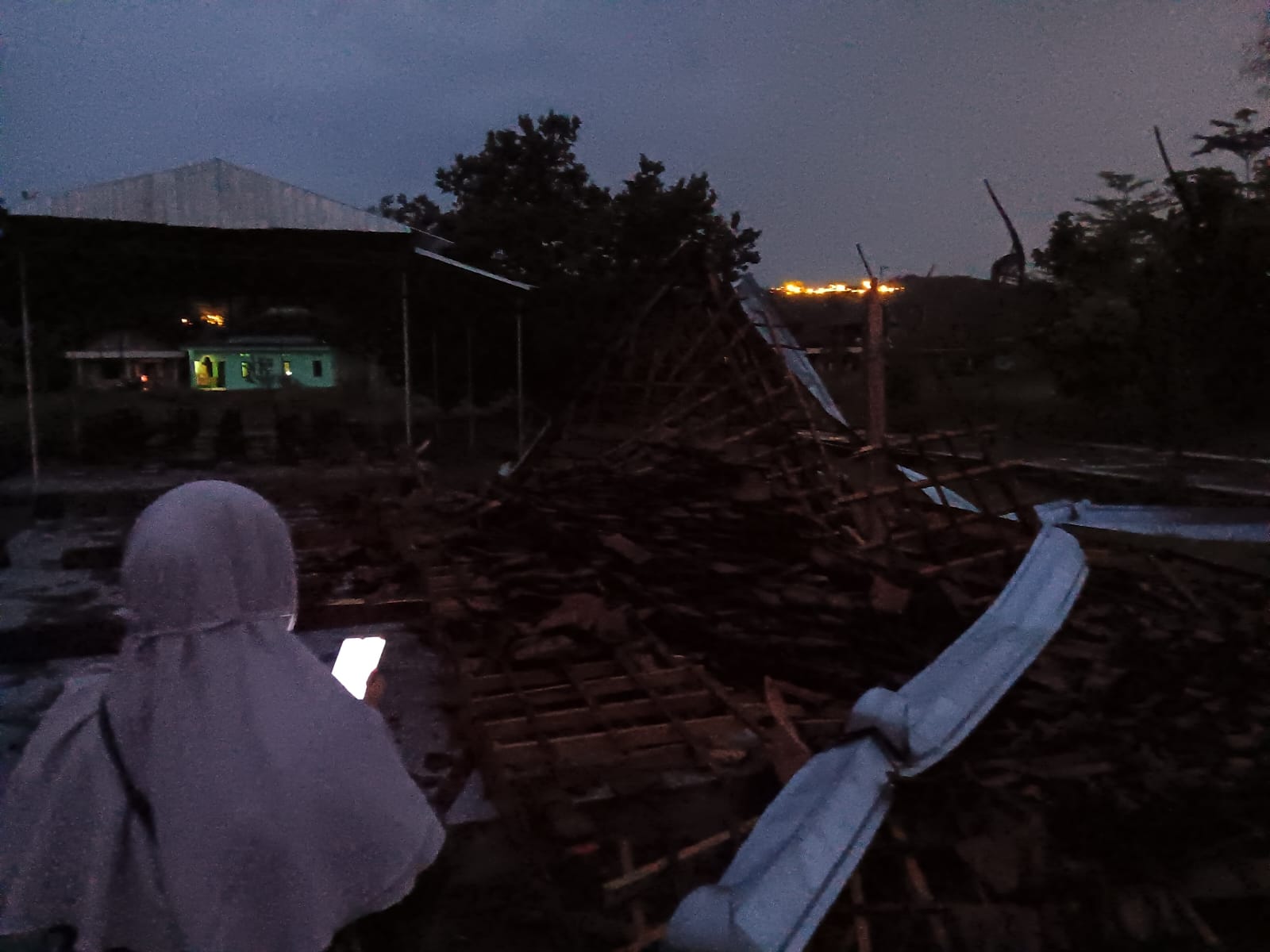 Sebuah bangunan joglo di Desa Kebondalem Kidul, Kecamatan Prambanan, Klaten yang roboh. (Angga Purenda/Radar Solo)