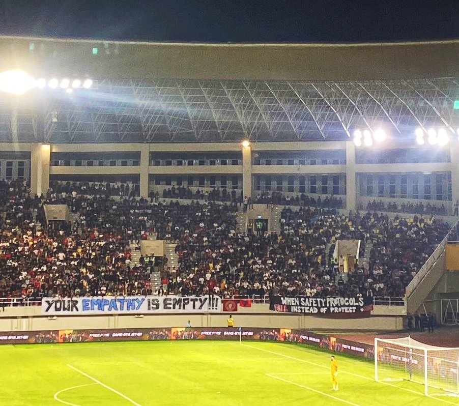 Spanduk yang dibentangkan suporter Persis Solo di tribun B8 Stadion Manahan (5/5/2025).