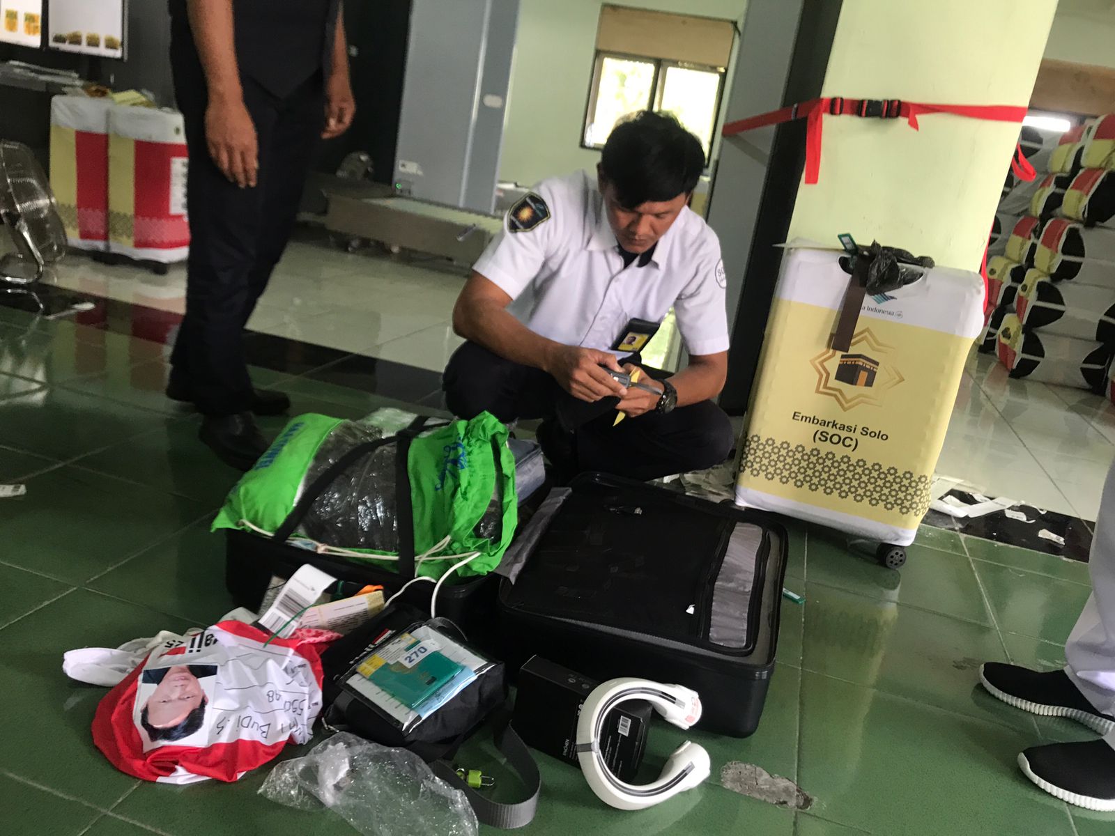 Petugas Asrama Haji Donohudan Boyolali memeriksa koper calon jamaah haji, Senin (5/5/2025).
