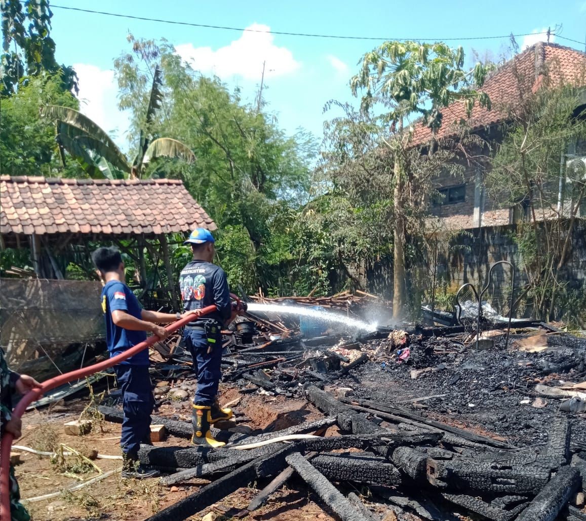 Rumah Wantiyem, 70, di Desa Pelem, Kecamatan Simo, Boyolali, rata dengan tanah setelah terbakar, Senin (5/5/2025).