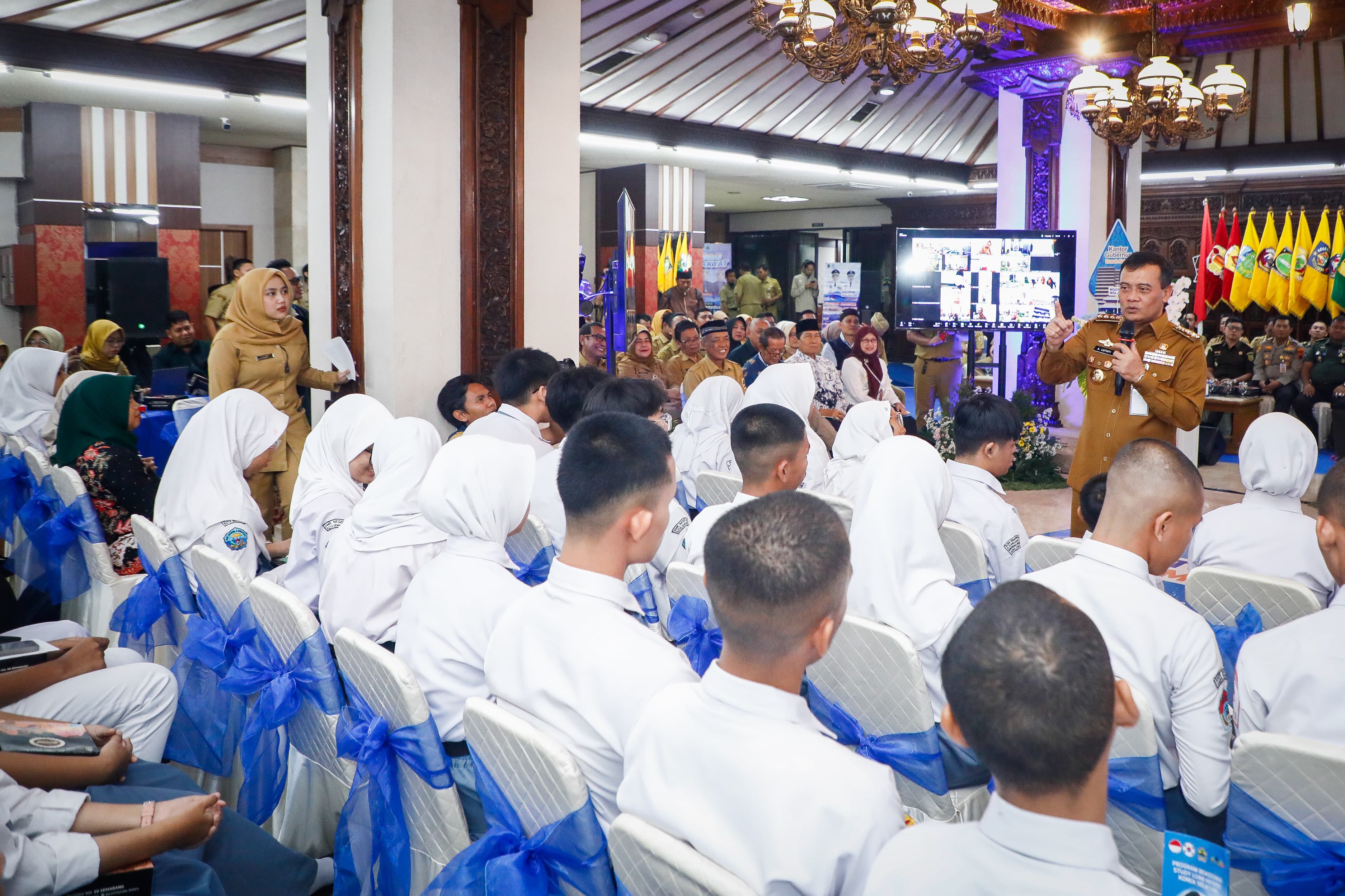 Gubernur Jateng Ahmad Luthfi berinteraksi dengan pelajar dalam dialog publik di Rumah Rakyat, Kantor Gubernur Jawa Tengah, Senin (5/5/2025).