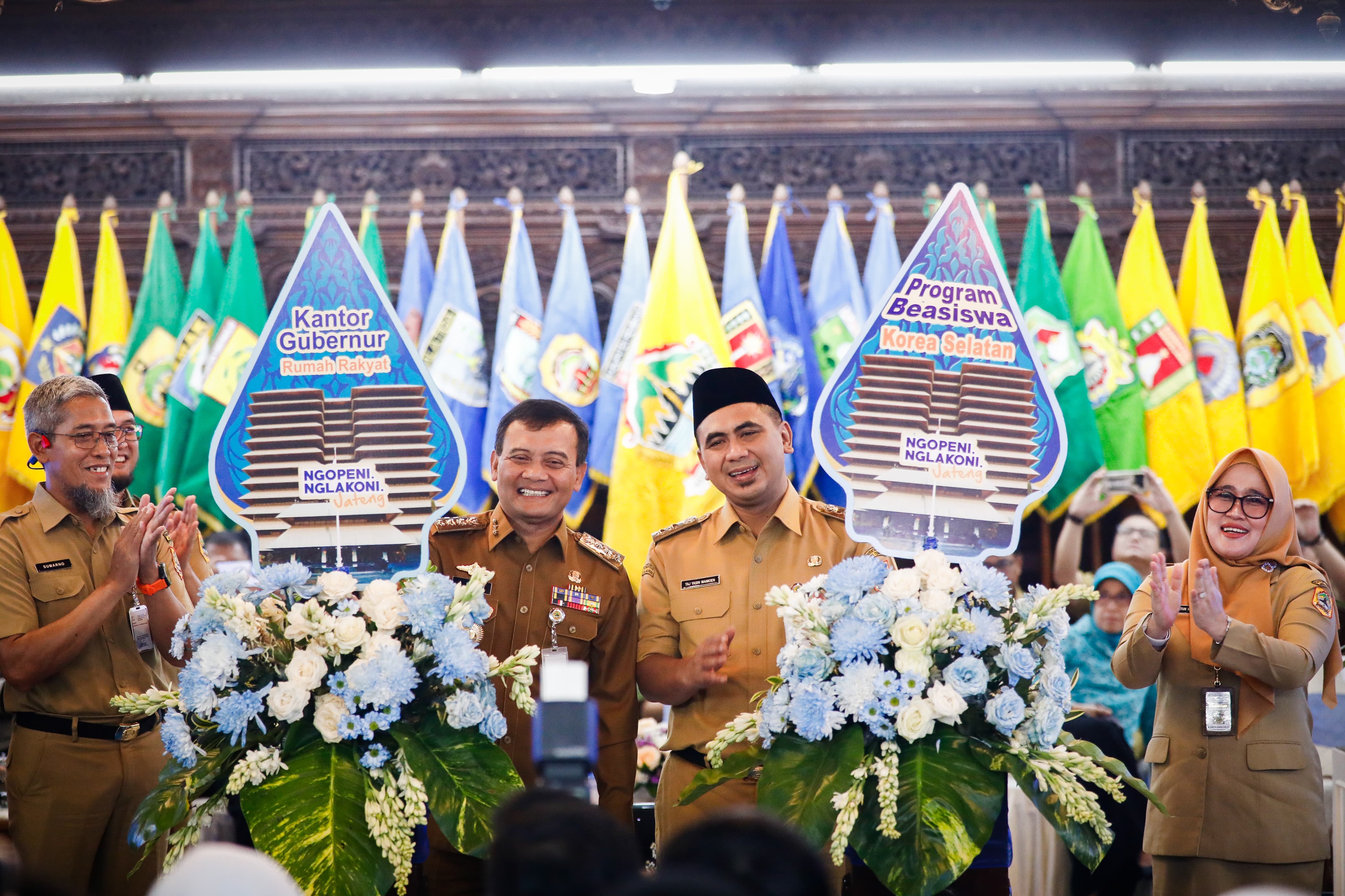 Gubernur-Wagub Jateng Ahmad Luthfi-Taj Yasin didampingi Sekda Sumarno (paling kiri) luncurkan konsep Rumah Rakyat di Kantor Gubernur, Senin (5/5/2025).