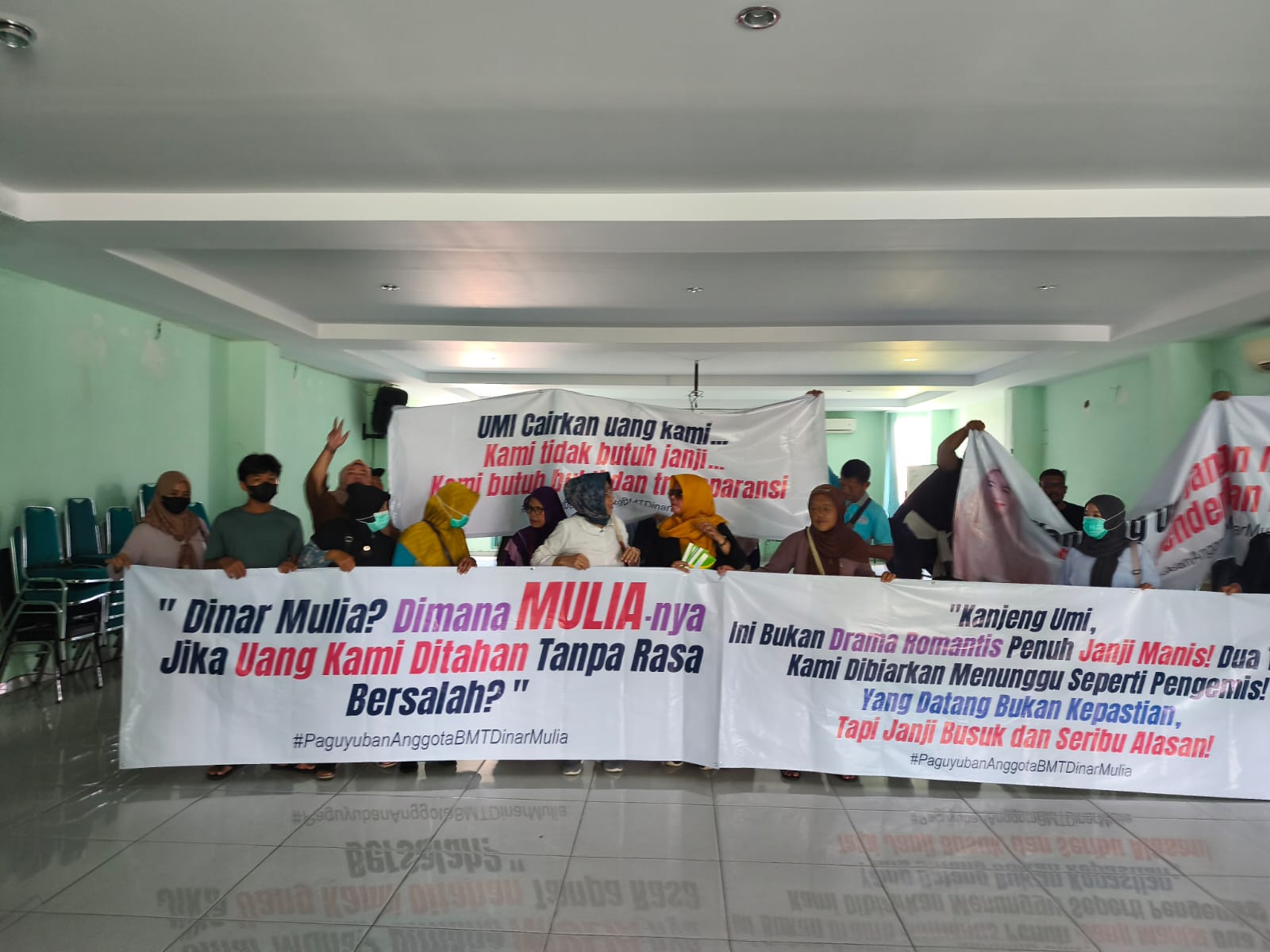 Nasabah KSPPS BMT Dinar Mulia gelar aksi menuntut uang mereka segera dikembalikan, Senin (5/5/2025).