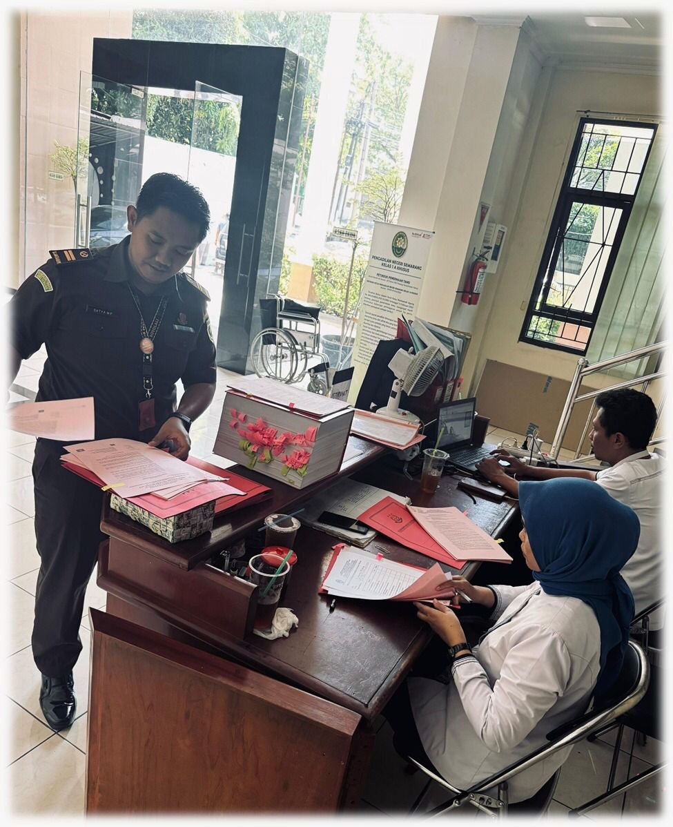 Pelimpahan berkas perkara dugaan korupsi pembangunan Pasar Hewan Sunggingan, Desa Jelok, Cepogo ke Pengadilan Tipikor Semarang, Senin (5/5/2025).
