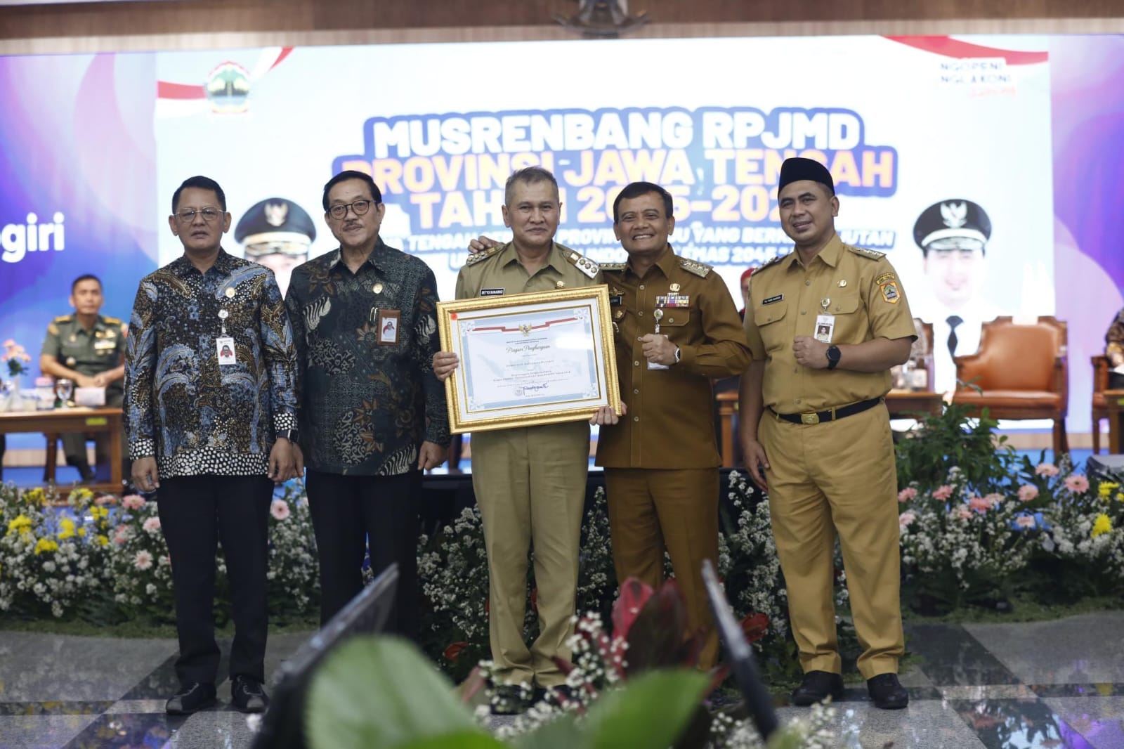 Bupati Wonogiri Setyo Sukarno menerima penghargaan yang diserahkan Gubernur Jawa Tengah Ahmad Luthfi di Gedung Gradhika Bakti Praja Kantor Gubernur Jawa Tengah, Senin (5/5/2025).