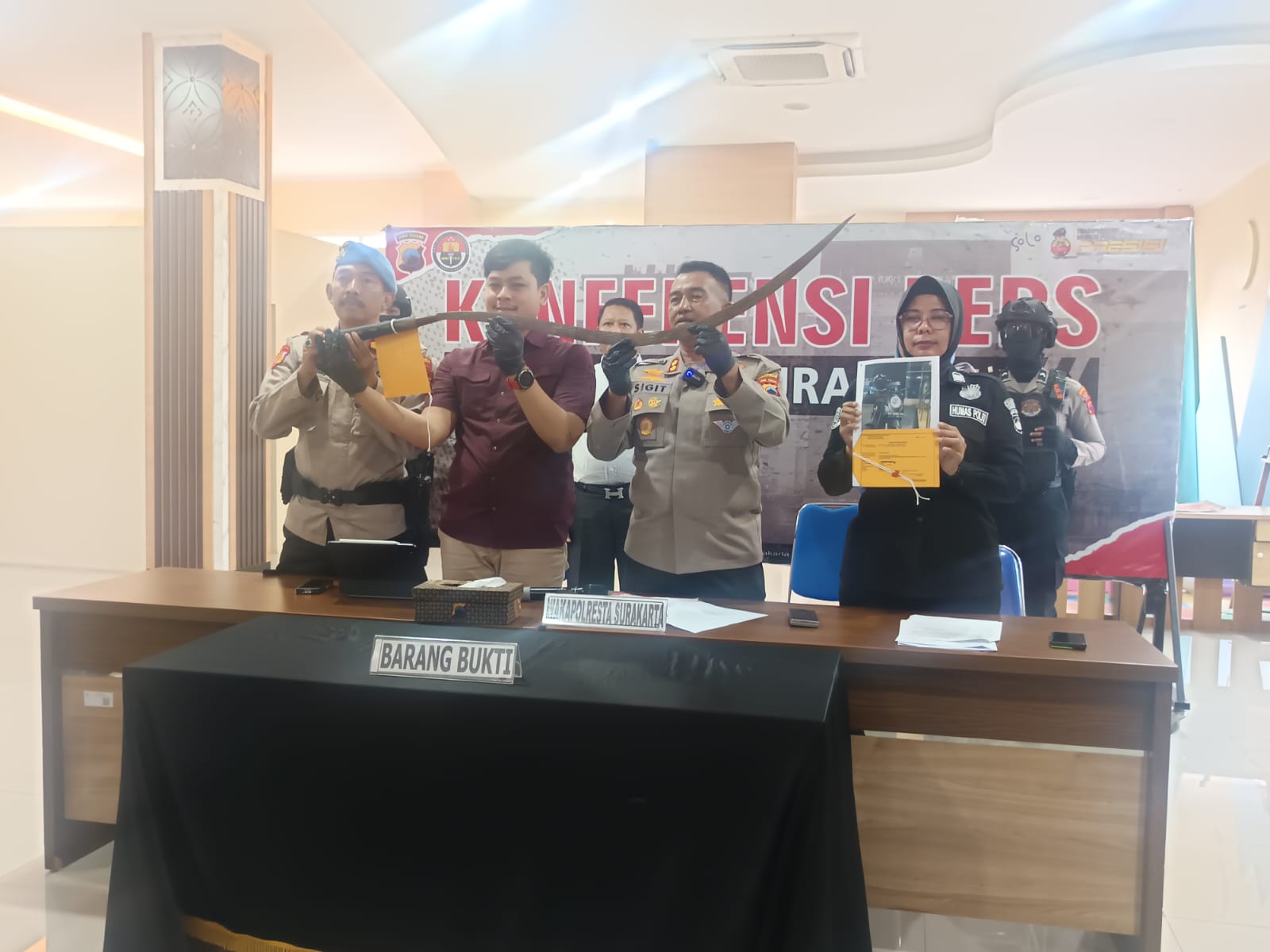 MERESAHKAN: Dua remaja asal Sukoharjo diamankan usai membawa sajam, usai diamankan warga Kadipiro.