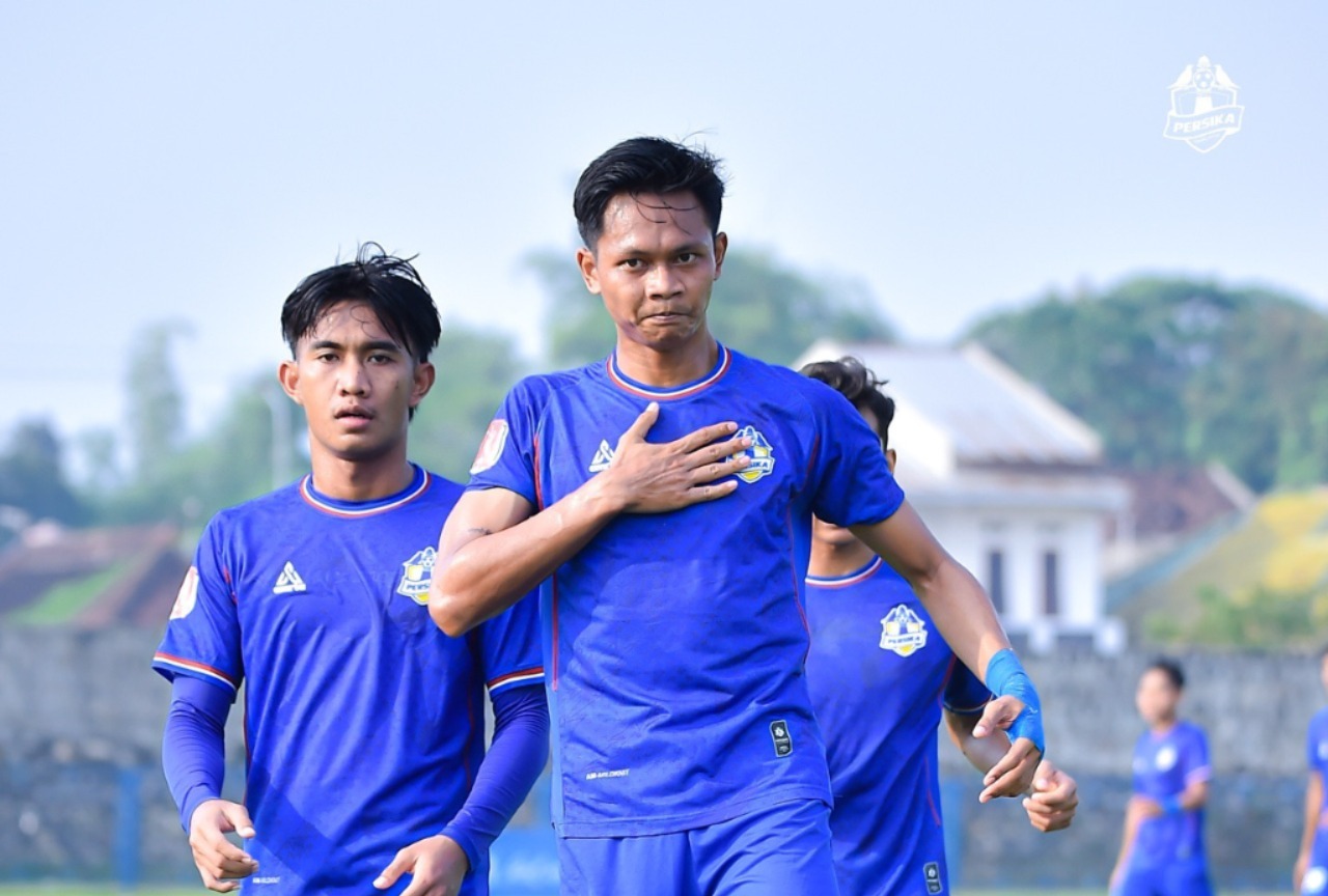 MEMBANGGAKAN: Persika Karanganyar merayakan gol ke gawang Persitara Jakarta Utara di Stadion Angkatan 45, Sabtu (3/5/2025).