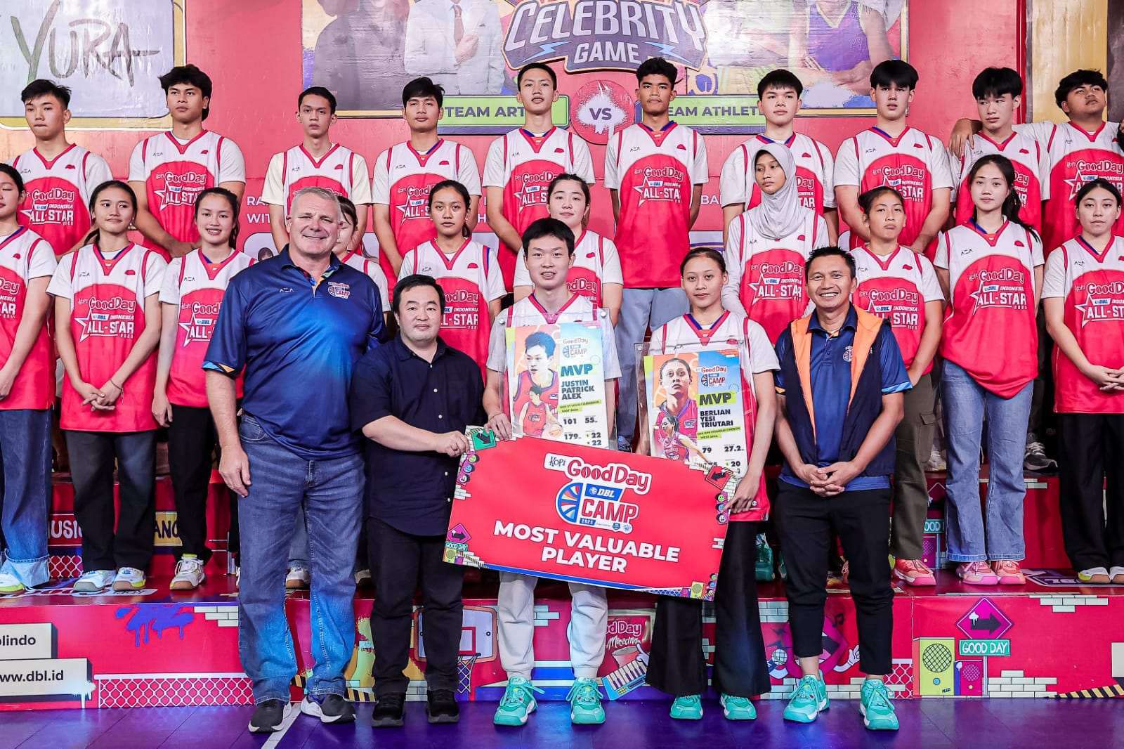 Zaky Alhakim dari SMA Warga Surakarta (empat berdiri di belakang dari kiri) sukses masuk skuad Kopi Good Day DBL Indonesia All-Star 2025.