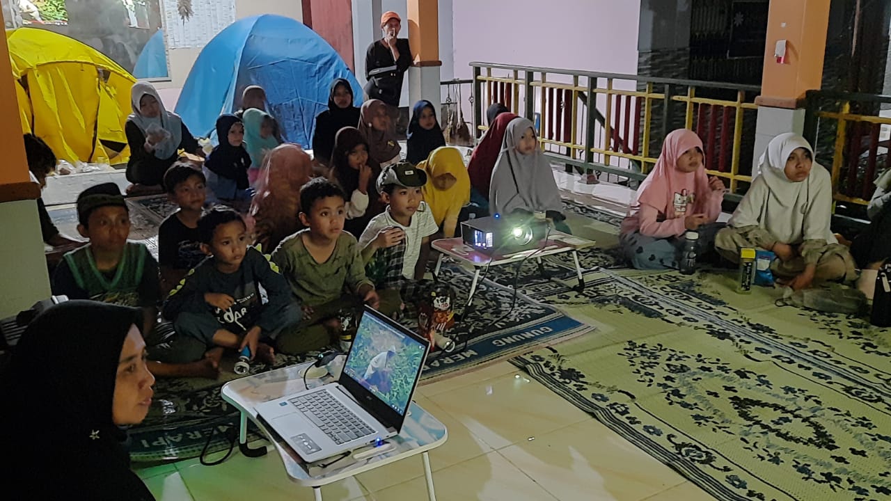 Kegiatan menonton film yang dilakukan anak-anak dalam kegiatan pengembangan diri yang dilaksanakan TESA. (Dokumentasi Tesa)