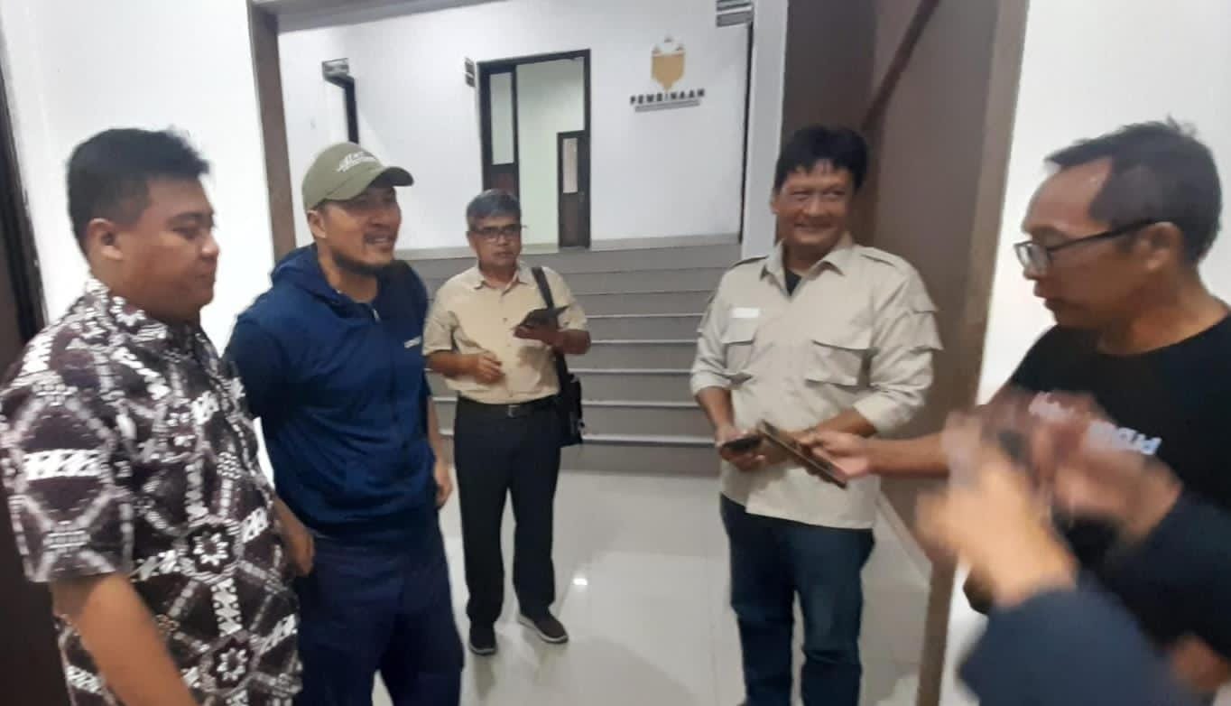 Perwakilan vendor proyek Masjid Agung Madaniyah Karanganyar saat mengadu ke Kejari Karanganyar karena belum dibayar. (Rudi Hartono/Radar Solo)