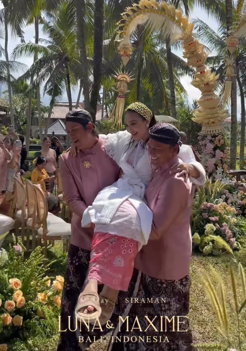 Prosesi siraman Luna Maya di Bali, Selasa (6/5/2025).
