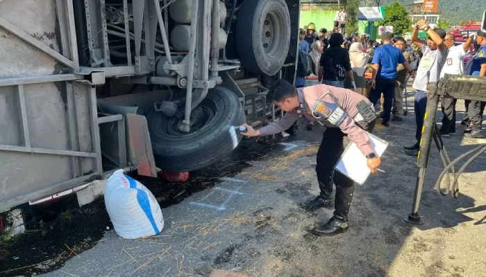 Bus ALS yang mengalami kecelakaan maut di Bukit Surungan, Padang Panjang. Kecelakaan sebabkan 12 korban tewas.