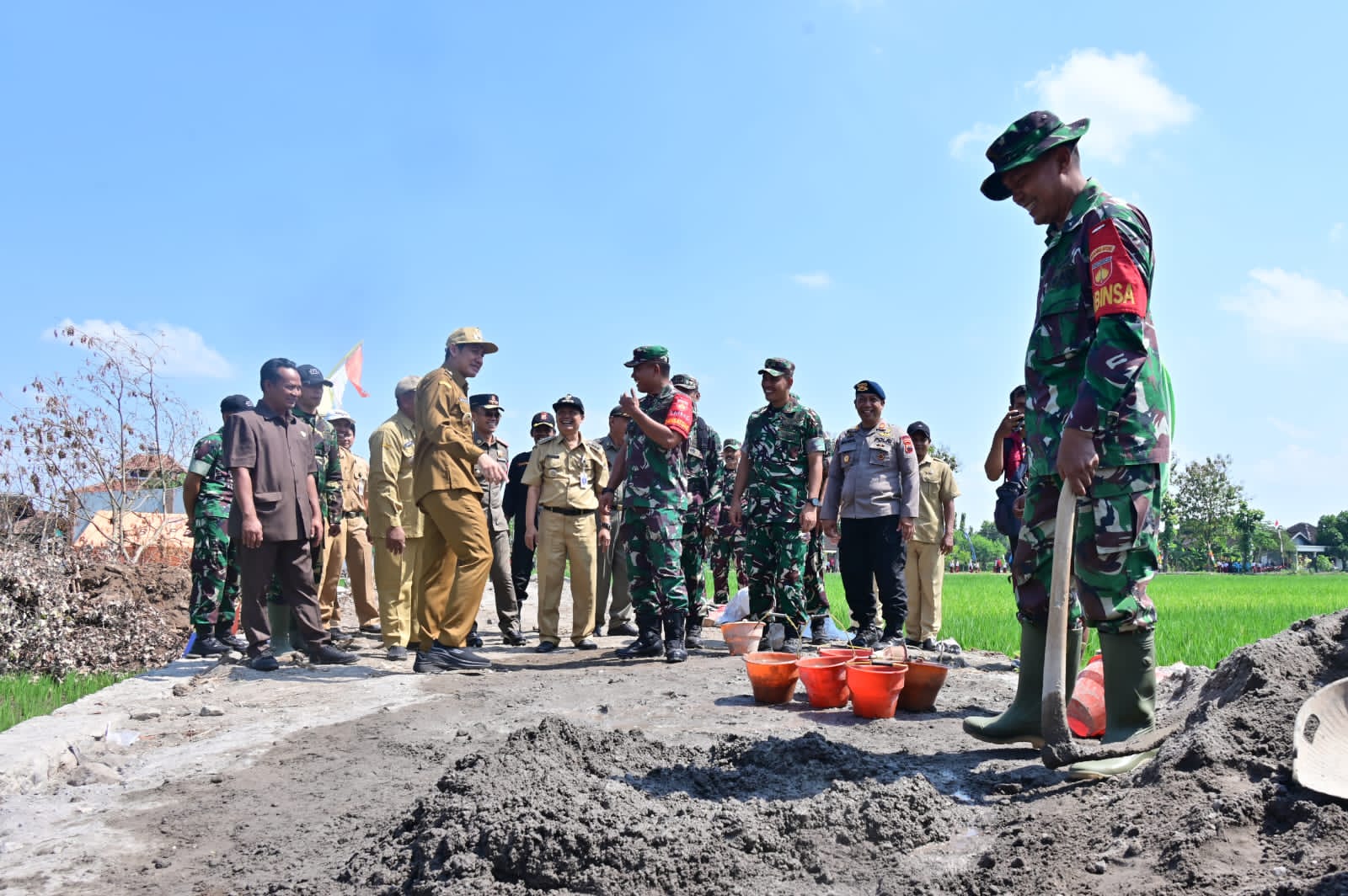 Wabup Sukoharjo Eko Sapto Purnomo, Dandim Letkol Inf Supri Siswanto, dan Kapolres Anggaito Hadi Prabowo tinjau lokasi TMMD di Desa Kraja, Gatak, Selasa (6/5).