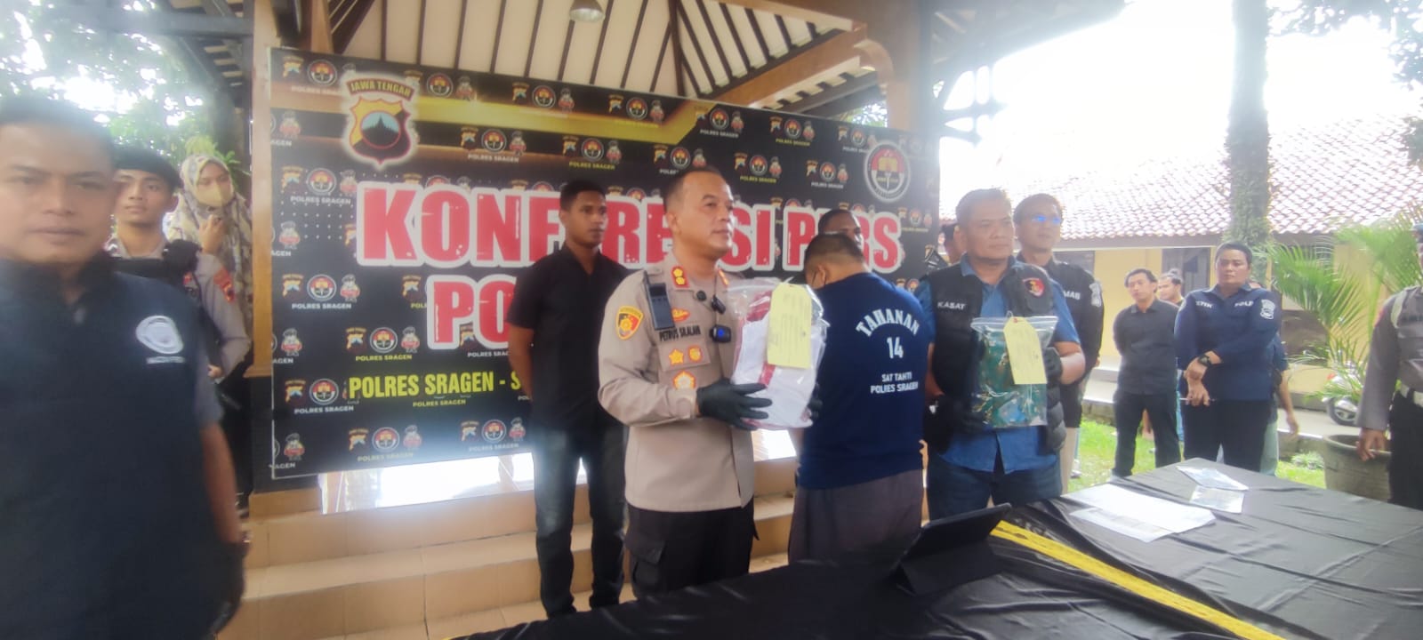 WAN alias Wahid, 25, guru agama di Masaran, Sragen memakai baju tahanan usai dilaporkan atas kasus pelecehan terhadap siswinya. (Ahmad Khairudin/Radar Solo)