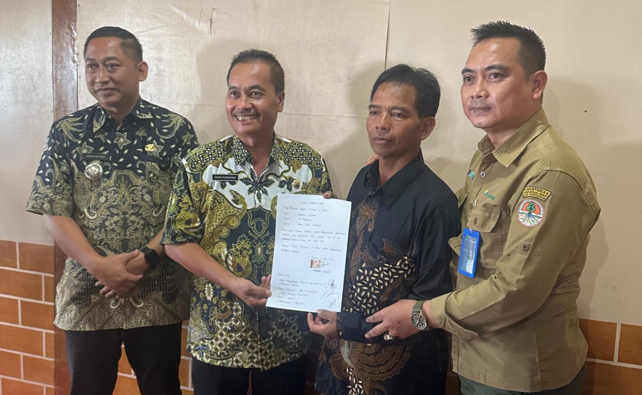 Disporapar Karanganyar, Perhutani dan LMDH Anggrasmanis sepakati penutupan loket penyedia selendang di jalur Candi Cetho, Selasa (6/5/2025). (Rudi Hartono/Radar Solo)