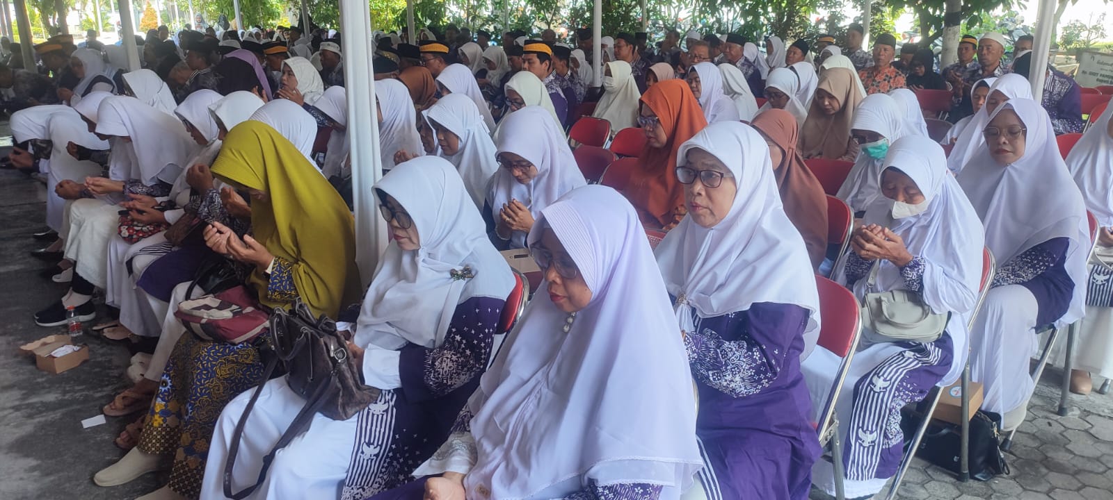 Calon jemaah haji asal Kabupaten Sragen saat ikuti pelepasan oleh Bupati Sragen Sigit Pamungkas. (Ahmad Khairudin/Radar Solo)
